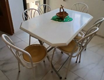 Sfax Sud&nbsp;Sidi Abbes&nbsp;Meubles de cuisine et salle de bain&nbsp;Tables - Coins Repas&nbsp;Table mdf sotufap avec 6 chaises en tres bon etat