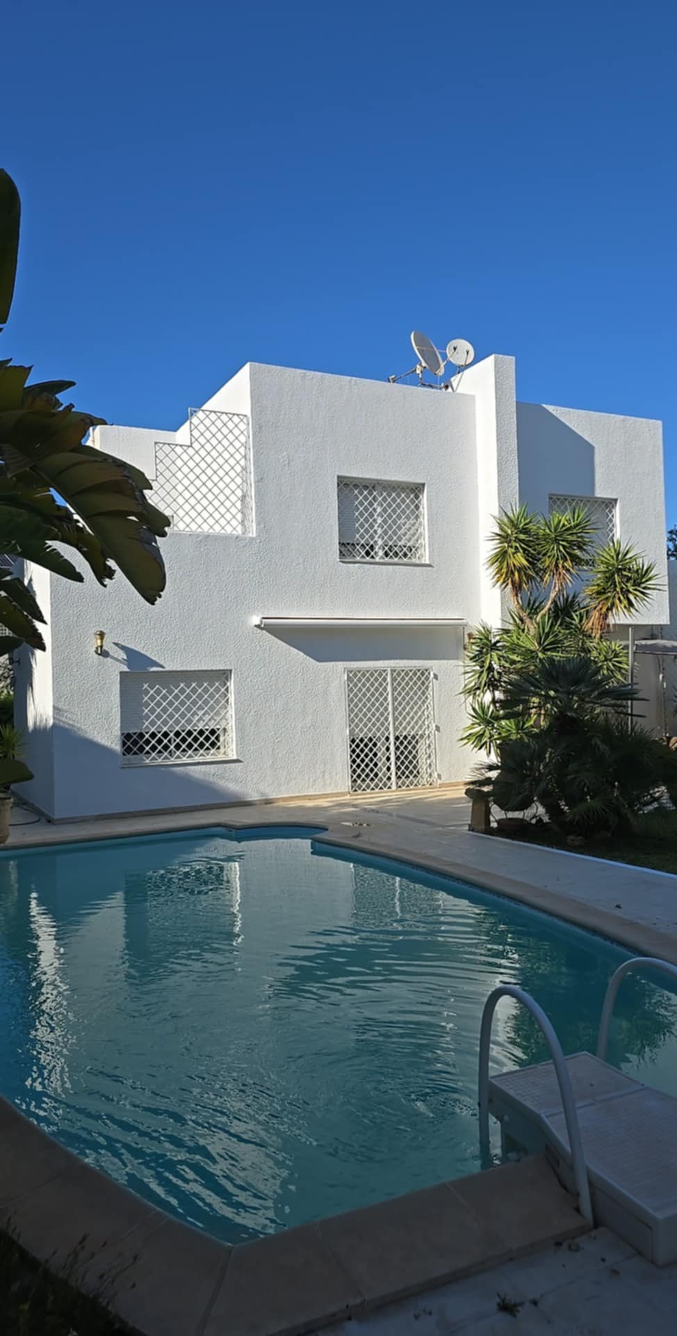 Ariana Ville&nbsp;Cite Ennasr 2&nbsp;Location&nbsp;Maisons&nbsp;Villa avec un jardin et une piscine