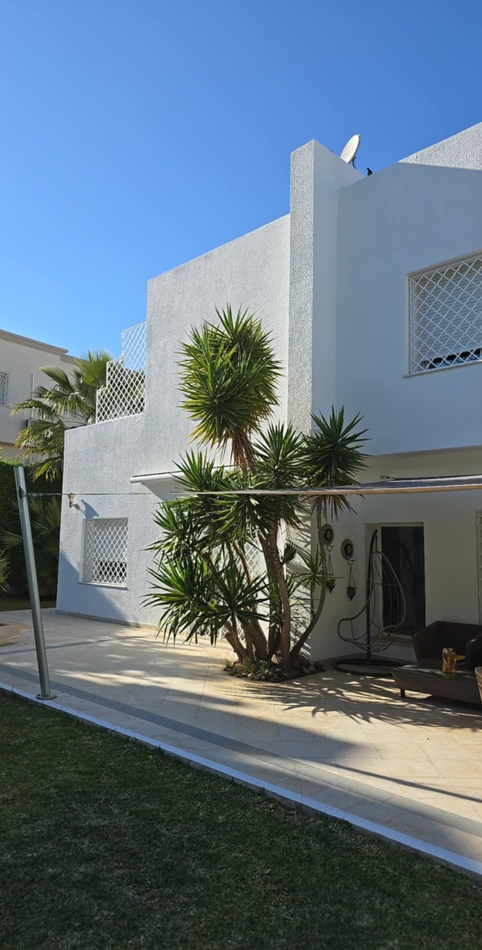 Ariana Ville&nbsp;Cite Ennasr 2&nbsp;Location&nbsp;Maisons&nbsp;Villa avec un jardin et une piscine
