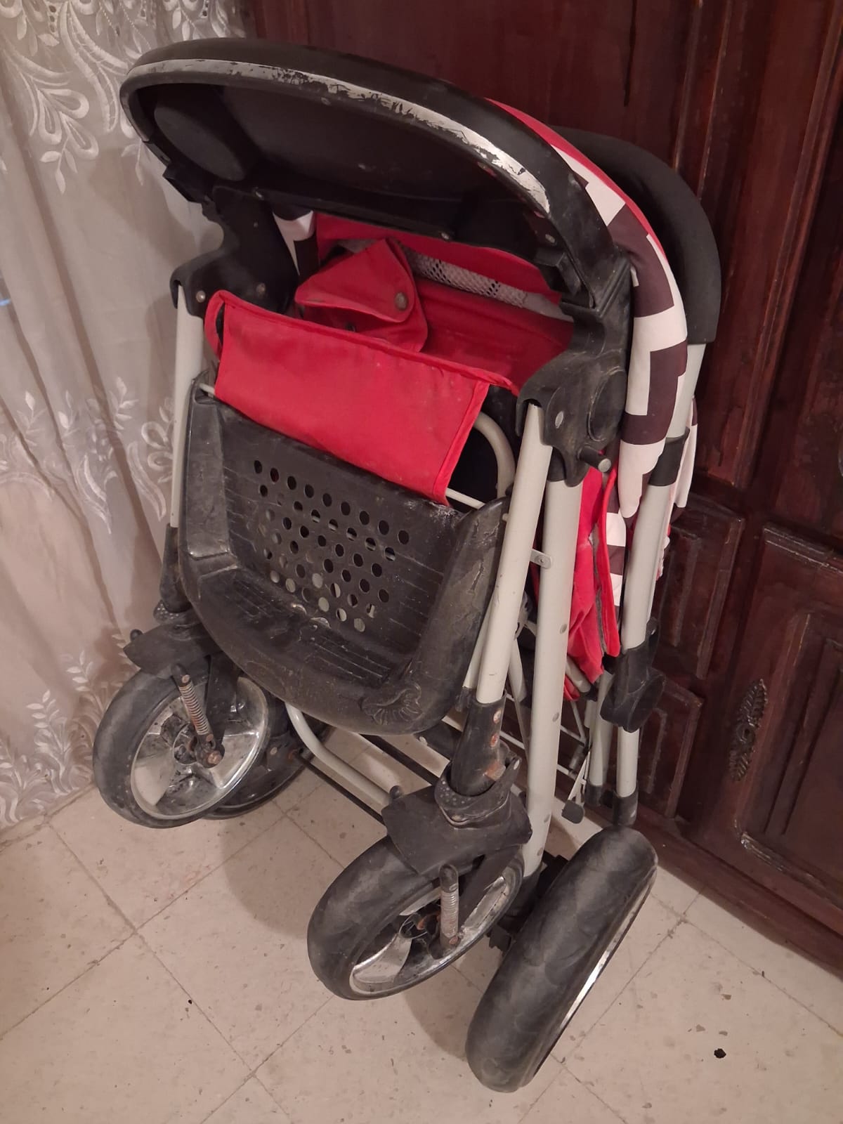 Nouvelle Medina&nbsp;El Yasminette&nbsp;S�curit� du b�b�&nbsp;Autre&nbsp;Poussette b�b� rouge