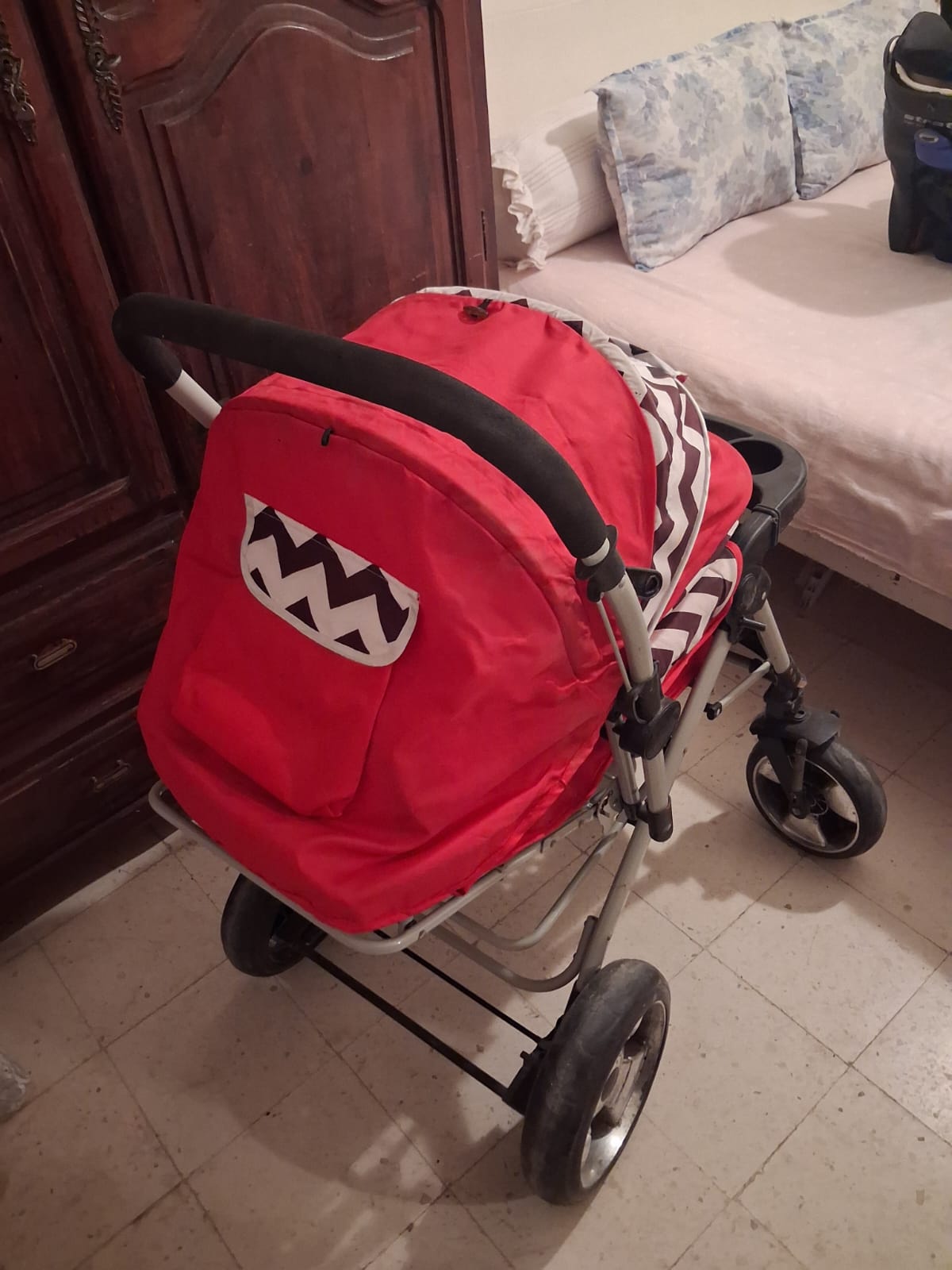 Nouvelle Medina&nbsp;El Yasminette&nbsp;S�curit� du b�b�&nbsp;Autre&nbsp;Poussette b�b� rouge