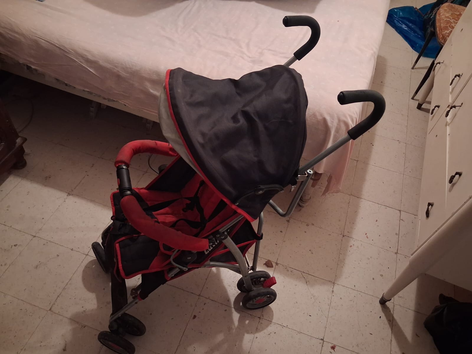 Nouvelle Medina&nbsp;El Yasminette&nbsp;S�curit� du b�b�&nbsp;Autre&nbsp;Poussette canne l�g�re et pliante rouge et noire