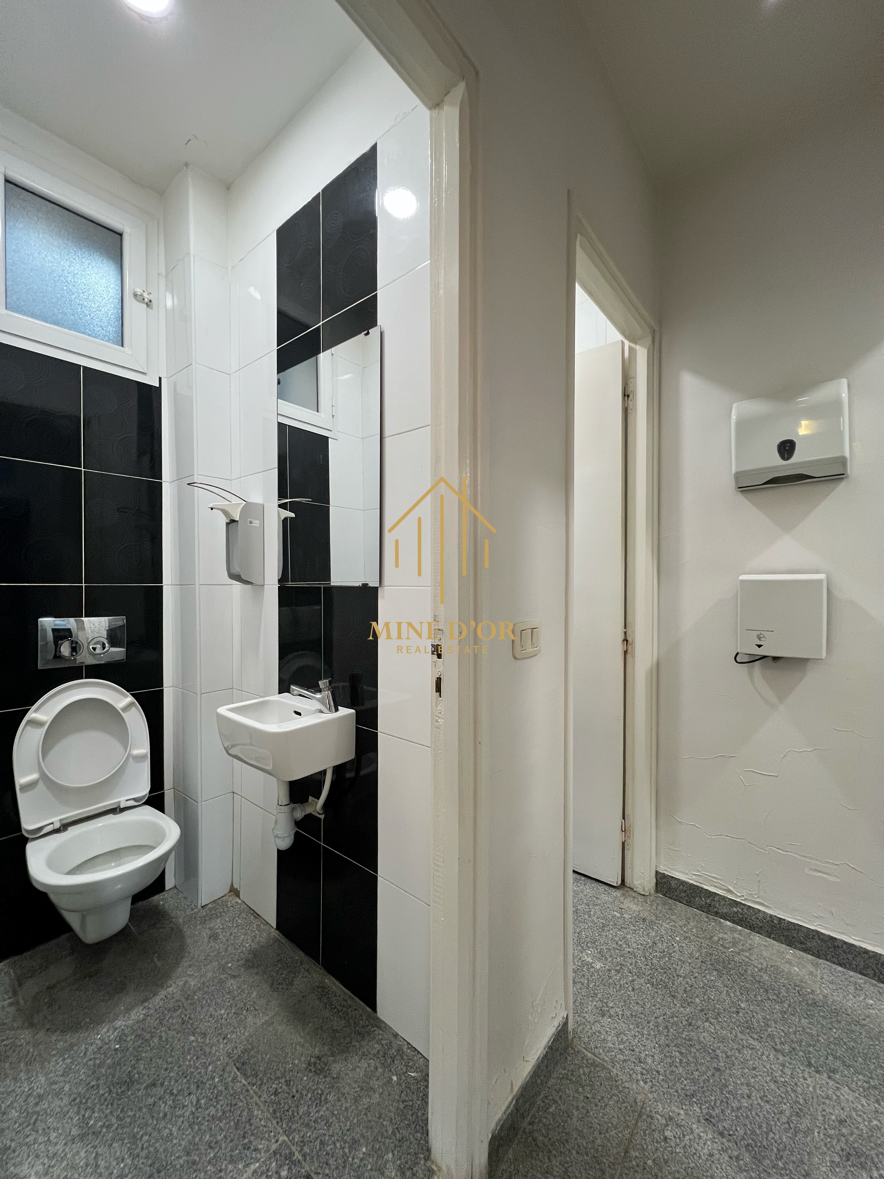 La Soukra&nbsp;Charguia 1&nbsp;Bureaux & Commerces&nbsp;Bureau&nbsp;Plateau 330m totalement r�nov� � charguia 1