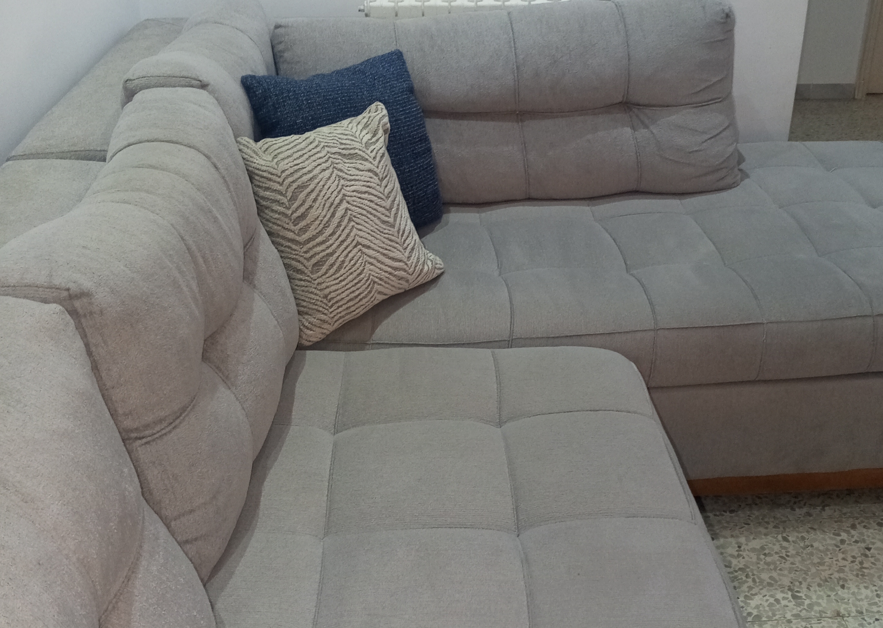 Ezzahra&nbsp;Ezzahra&nbsp;Salon - Salle � manger &nbsp;Salons&nbsp;Salon presque neuve et table basse