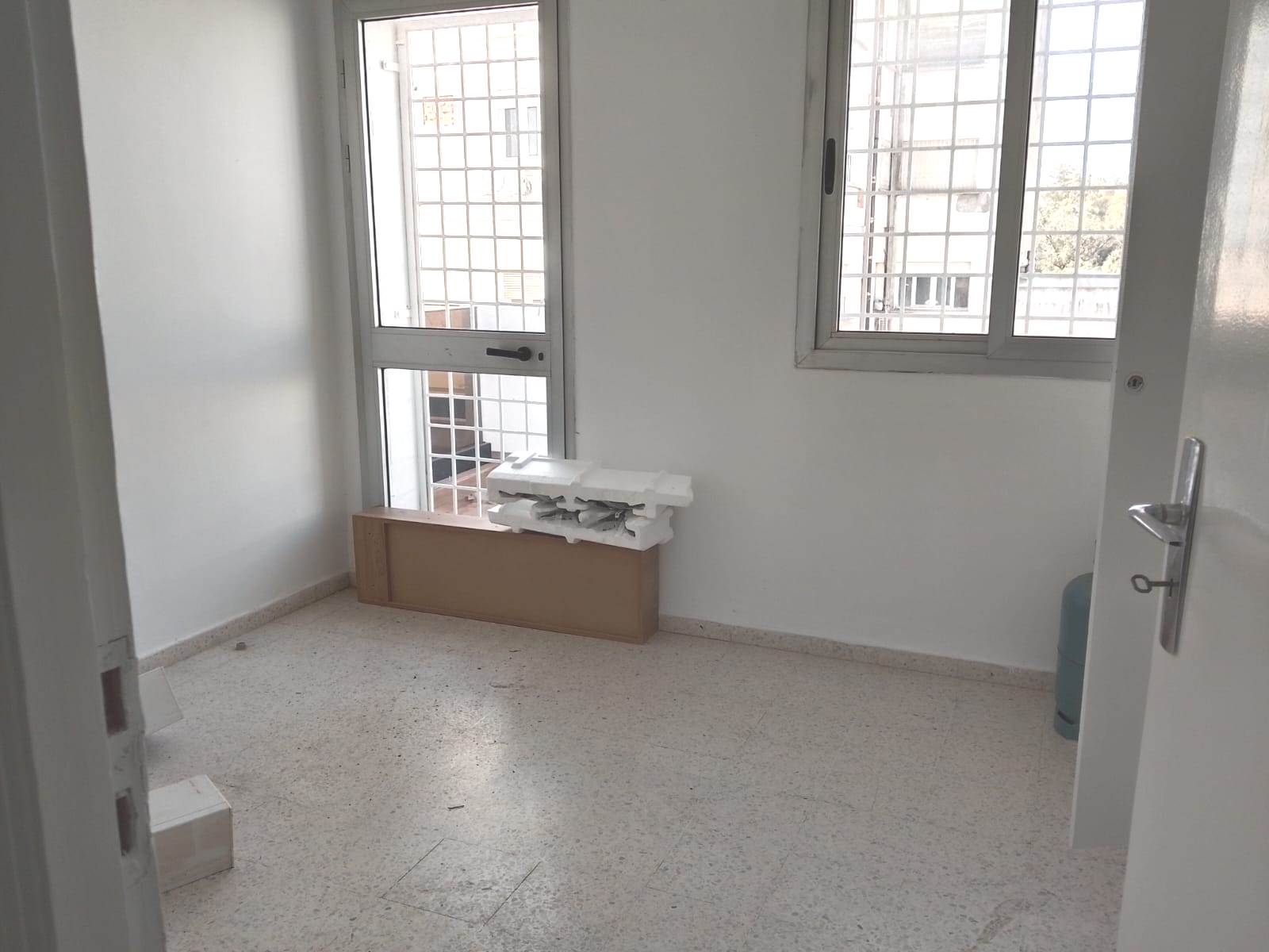 El Menzah&nbsp;Tunis Belvedere&nbsp;Bureaux & Commerces&nbsp;Bureau&nbsp;Bureau gd hall plus trois pi�ces