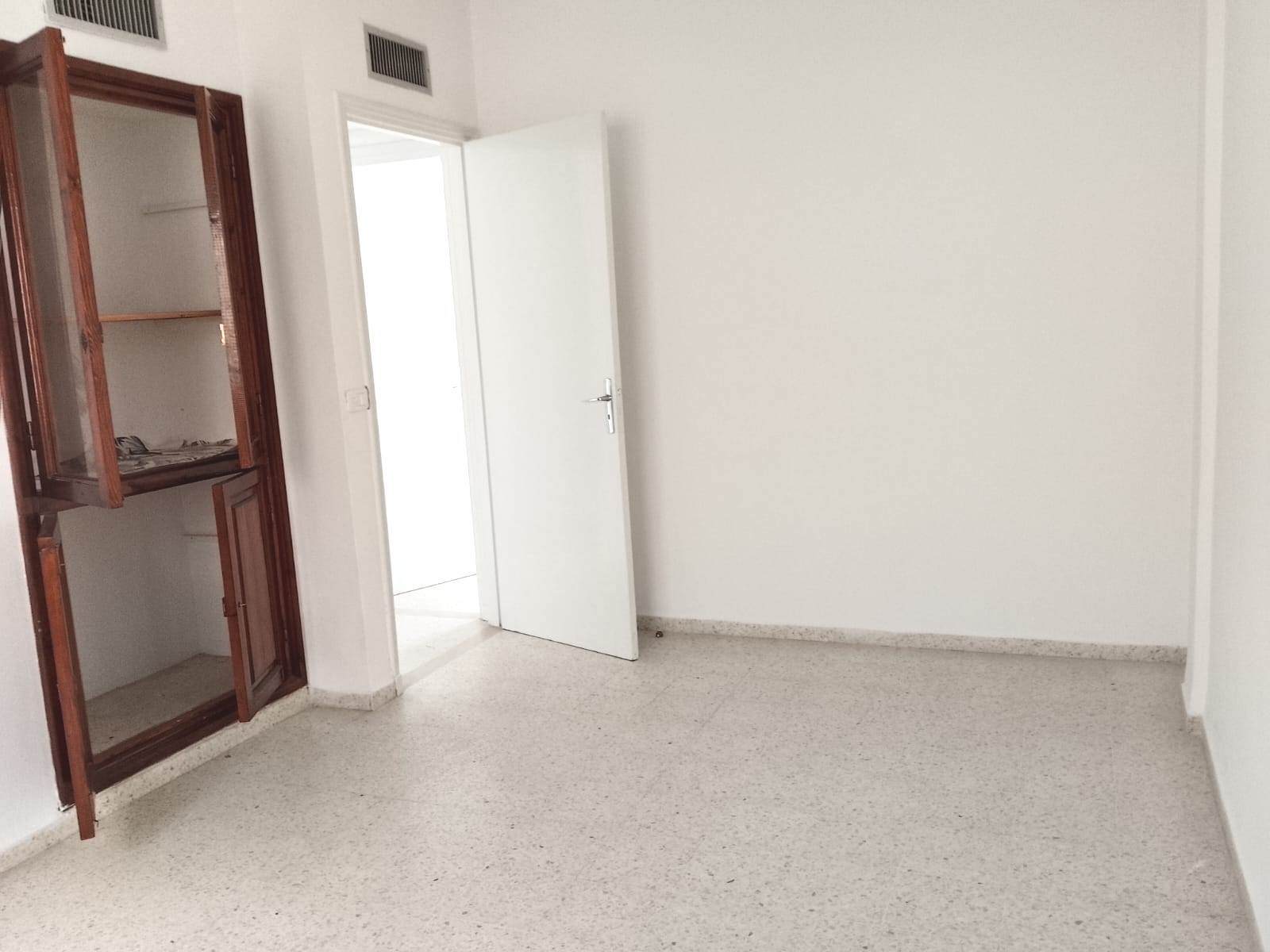 El Menzah&nbsp;Tunis Belvedere&nbsp;Bureaux & Commerces&nbsp;Bureau&nbsp;Bureau gd hall plus trois pi�ces