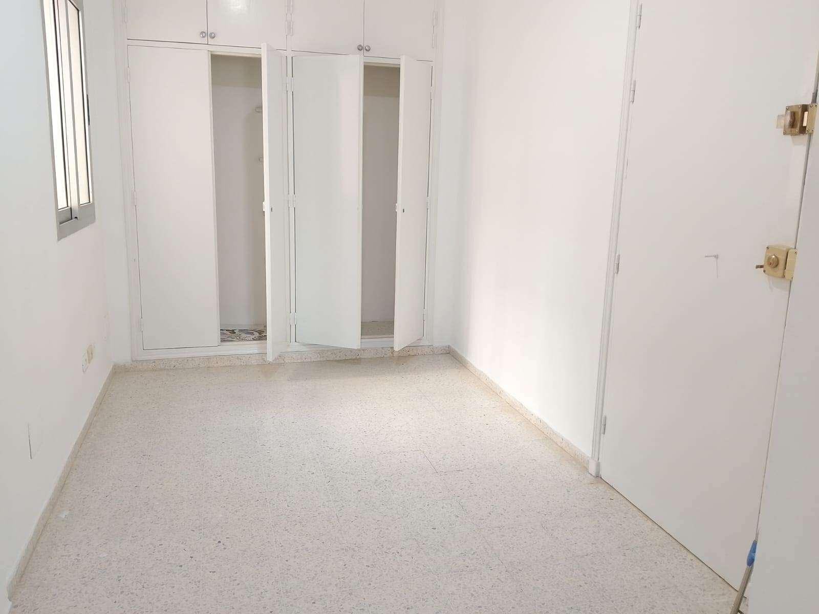 El Menzah&nbsp;Tunis Belvedere&nbsp;Bureaux & Commerces&nbsp;Bureau&nbsp;Bureau gd hall plus trois pi�ces