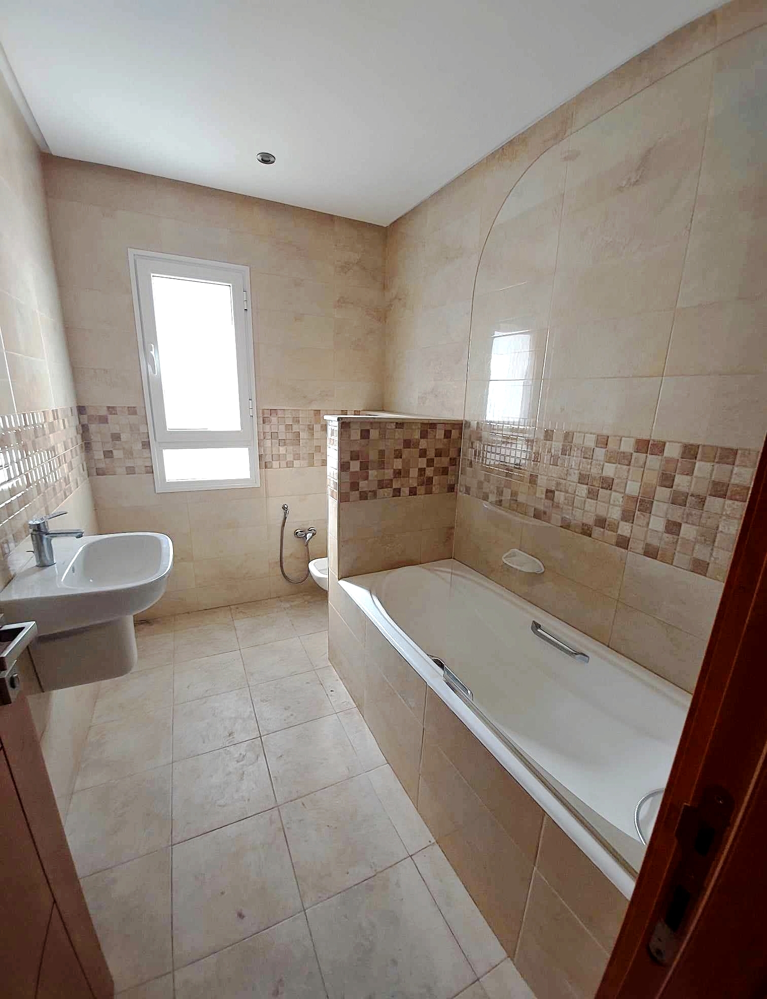 La Marsa&nbsp;El Aouina&nbsp;Location&nbsp;Appart. 4 pi�ces&nbsp;Etage de villa s3