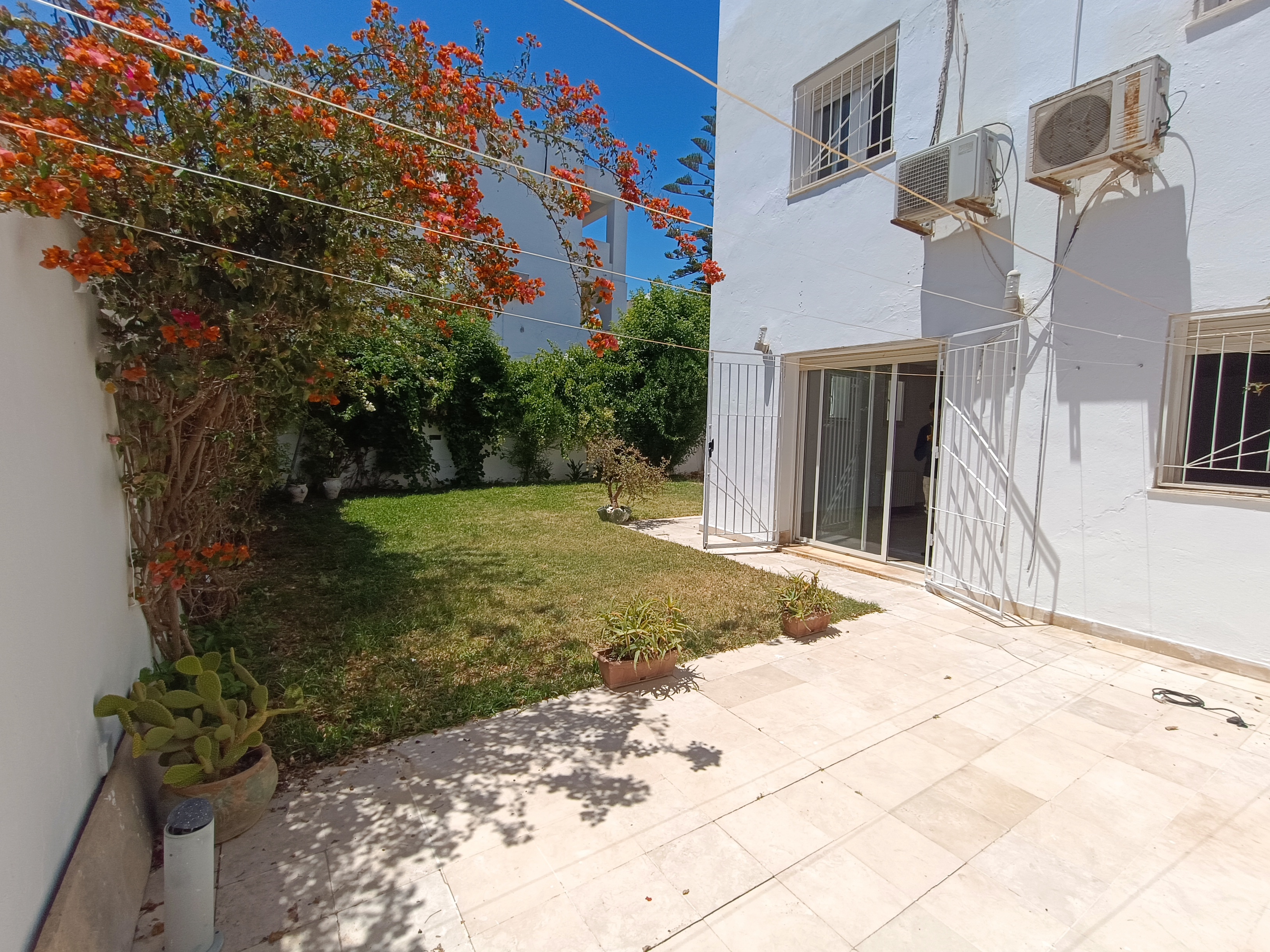 Mnihla&nbsp;Jardins d'el Menzah&nbsp;Location&nbsp;Duplex&nbsp;Charmant villa jumellee avec jardin gazonnee