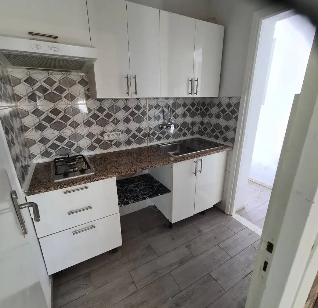Ariana Ville&nbsp;Cite Ennasr 2&nbsp;Location&nbsp;Appart. 2 pi�ces&nbsp;S1 lux 850 dt