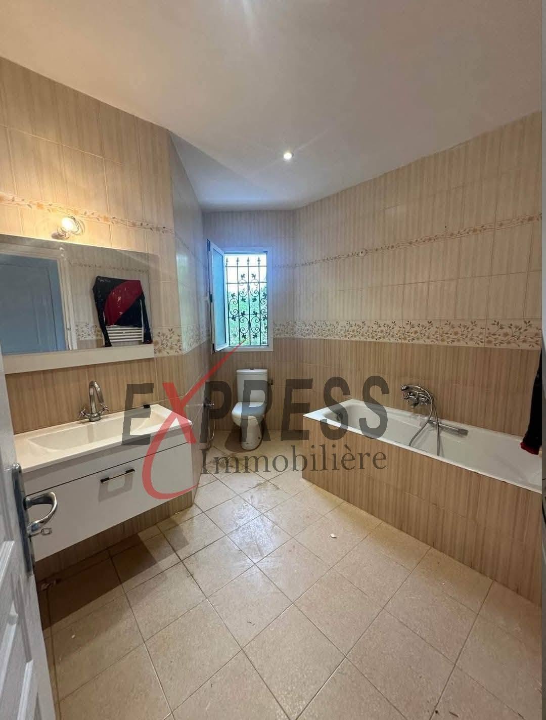 La Soukra&nbsp;Chotrana 2&nbsp;Location&nbsp;Maisons&nbsp;Villa haut standing avec jardin et garage