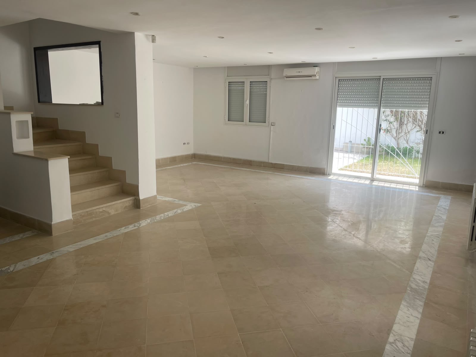 Mnihla&nbsp;Jardins d'el Menzah&nbsp;Location&nbsp;Maisons&nbsp;Triplex ind�pendant � jardin el menzah
