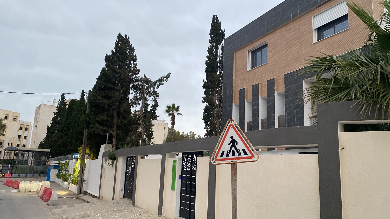 El Menzah&nbsp;Mutuelle Ville&nbsp;Location&nbsp;Appart. 5 pi�ces+&nbsp;Etage villa a cote du pmf mutuelleville tunis