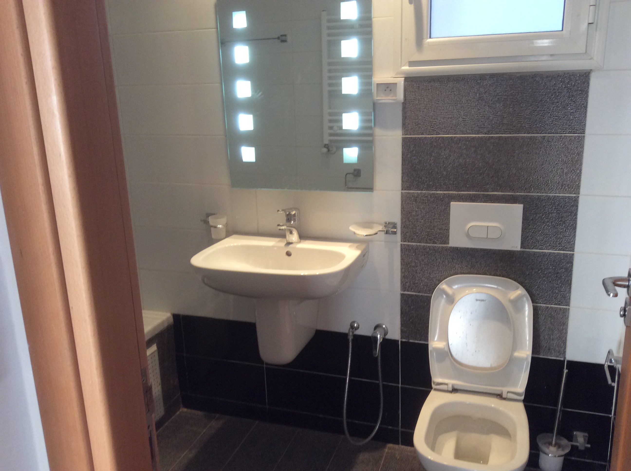 El Menzah&nbsp;Cite El Mahrajene&nbsp;Location&nbsp;Appart. 3 pi�ces&nbsp;Au 1er appartement 3 pi�ces avec place au sous sol