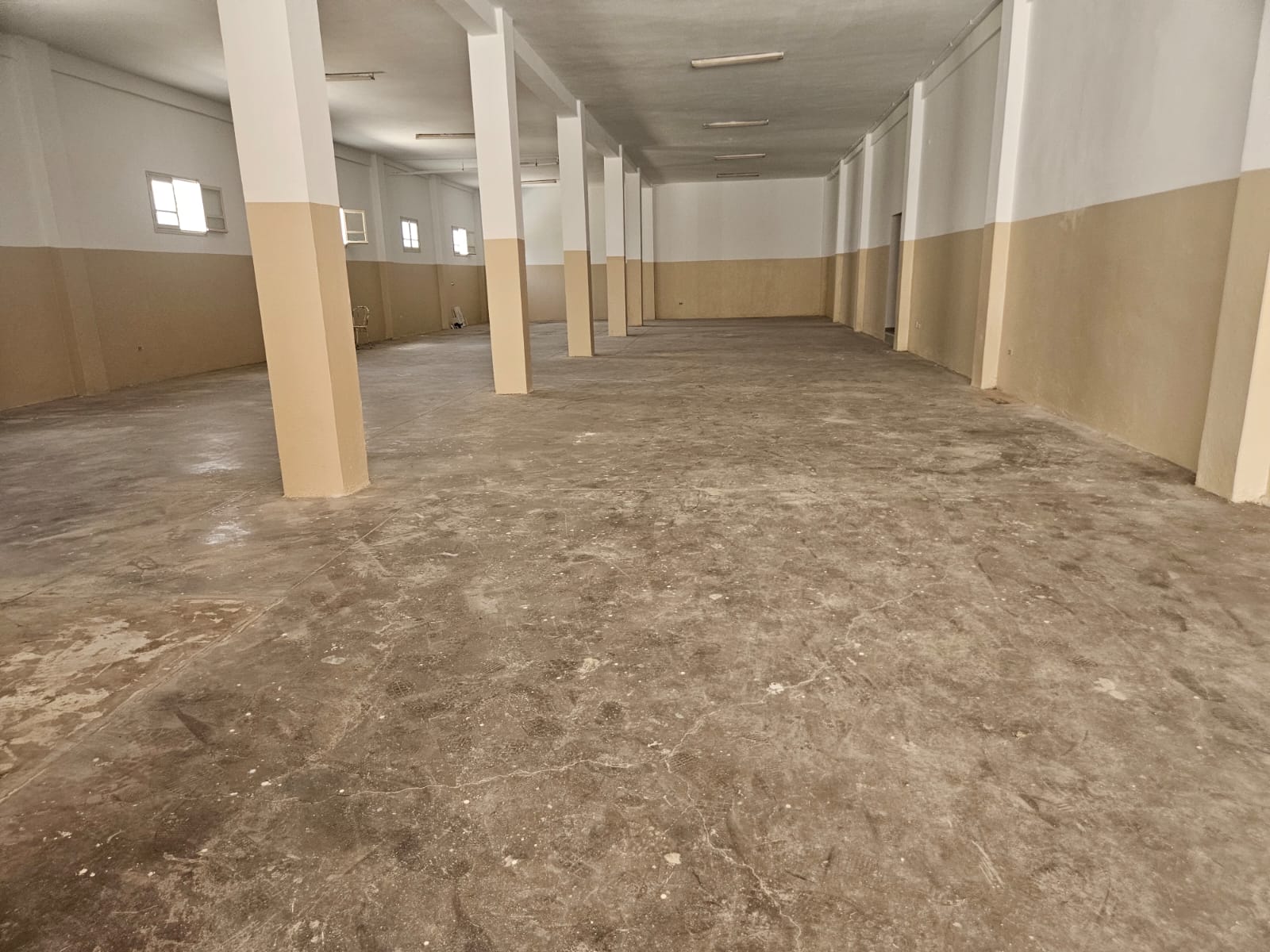 La Soukra&nbsp;Chotrana 1&nbsp;Location&nbsp;Surfaces&nbsp;Un grand local a chotrana 1