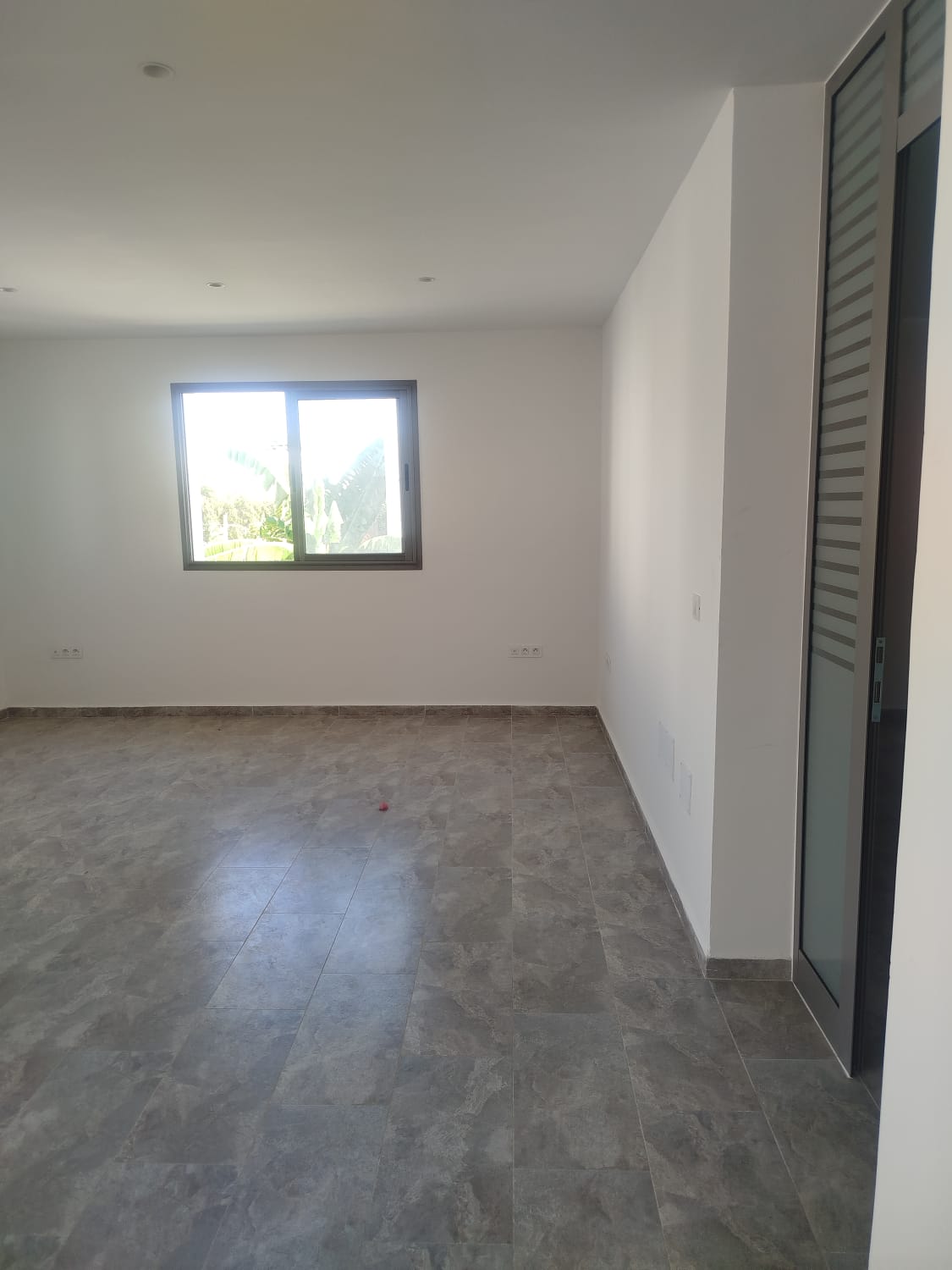 El Menzah&nbsp;El Menzah 9&nbsp;Location&nbsp;Appart. 2 pi�ces&nbsp;Un local bureau � menzah9 sur art�re principal