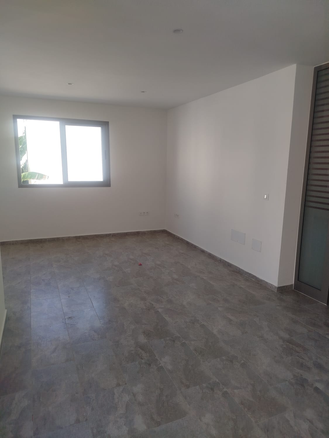 El Menzah&nbsp;El Menzah 9&nbsp;Location&nbsp;Appart. 2 pi�ces&nbsp;Un local bureau � menzah9 sur art�re principal