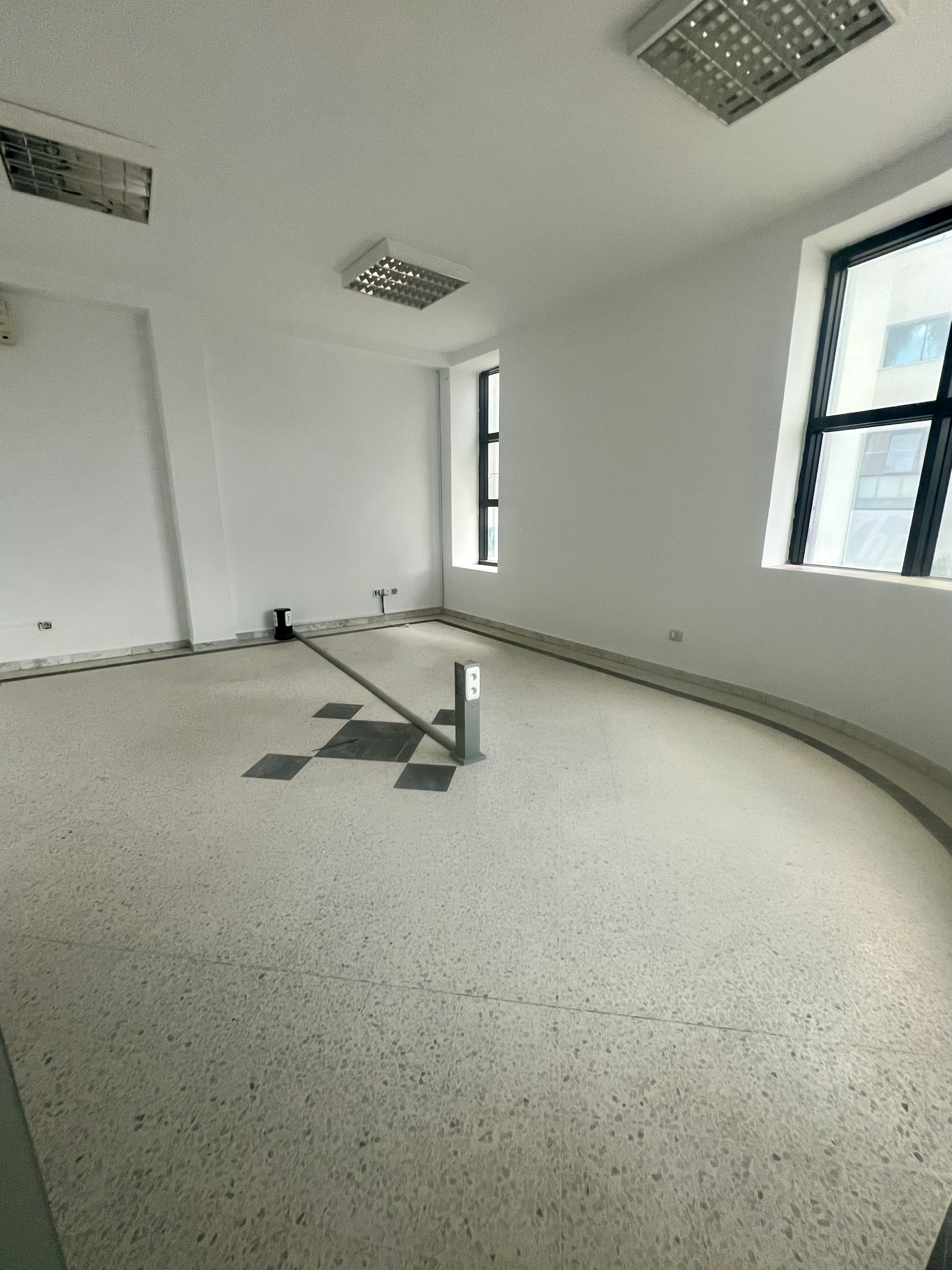 La Marsa&nbsp;Berge Du Lac&nbsp;Location&nbsp;Appart. 4 pi�ces&nbsp;Bureau h4 de 120 m2 aux berges du lac 1