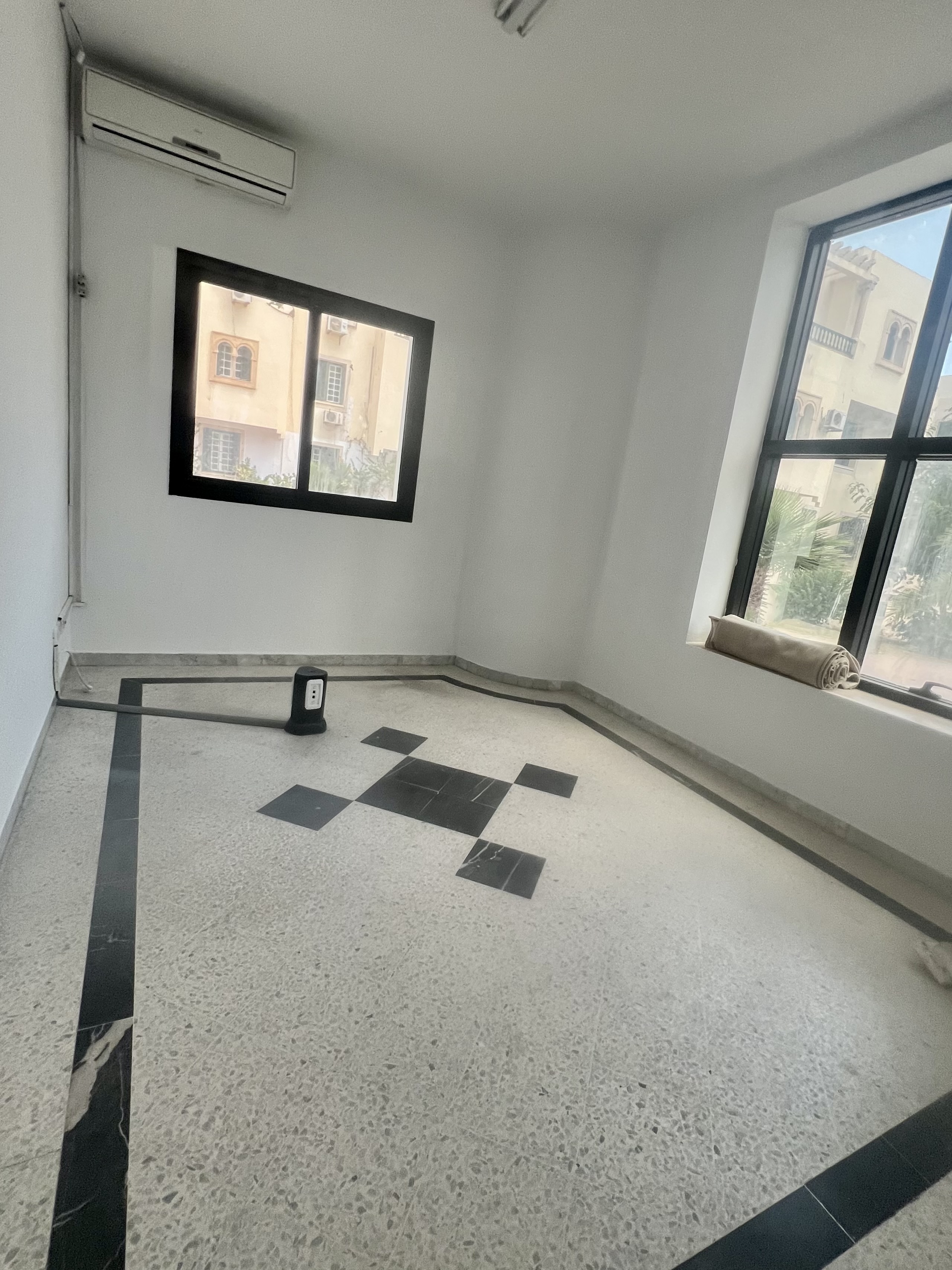 La Marsa&nbsp;Berge Du Lac&nbsp;Location&nbsp;Appart. 4 pi�ces&nbsp;Bureau h4 de 120 m2 aux berges du lac 1