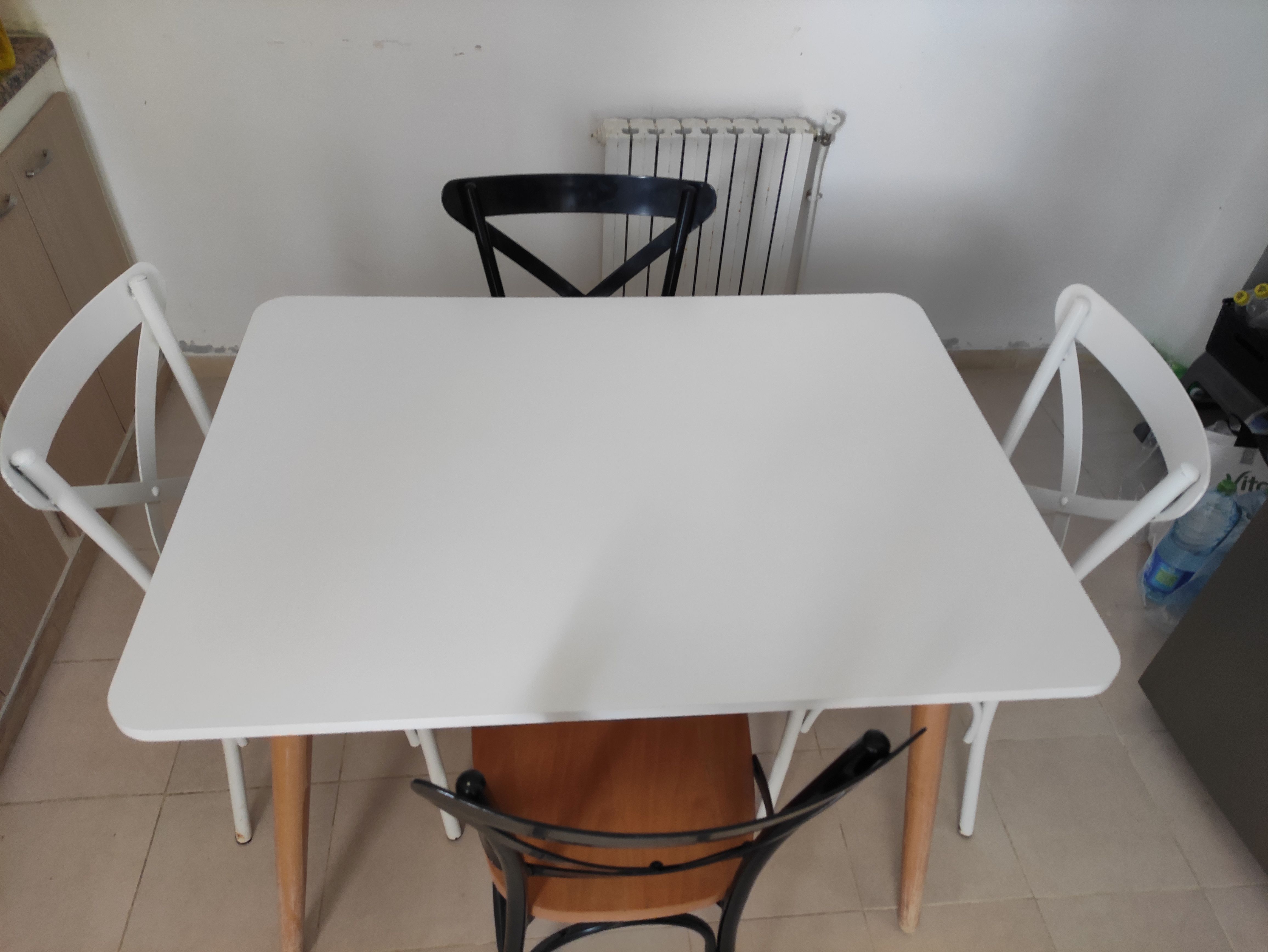 Raoued&nbsp;Cite El Ghazala 1&nbsp;Salon - Salle � manger &nbsp;Tables&nbsp;Table � manger avec 4 chaises bistrot en bon �tat