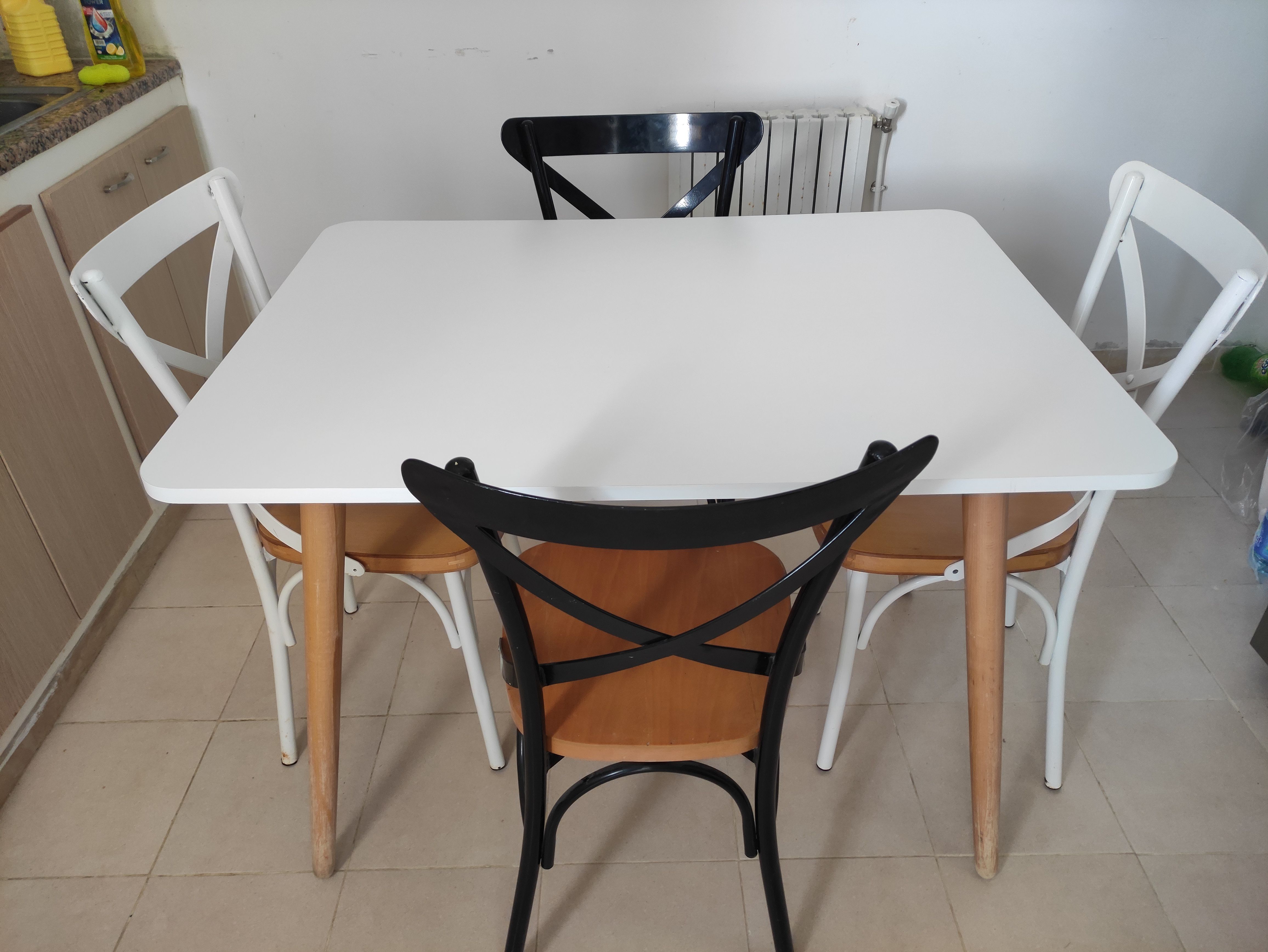 Raoued&nbsp;Cite El Ghazala 1&nbsp;Salon - Salle � manger &nbsp;Tables&nbsp;Table � manger avec 4 chaises bistrot en bon �tat