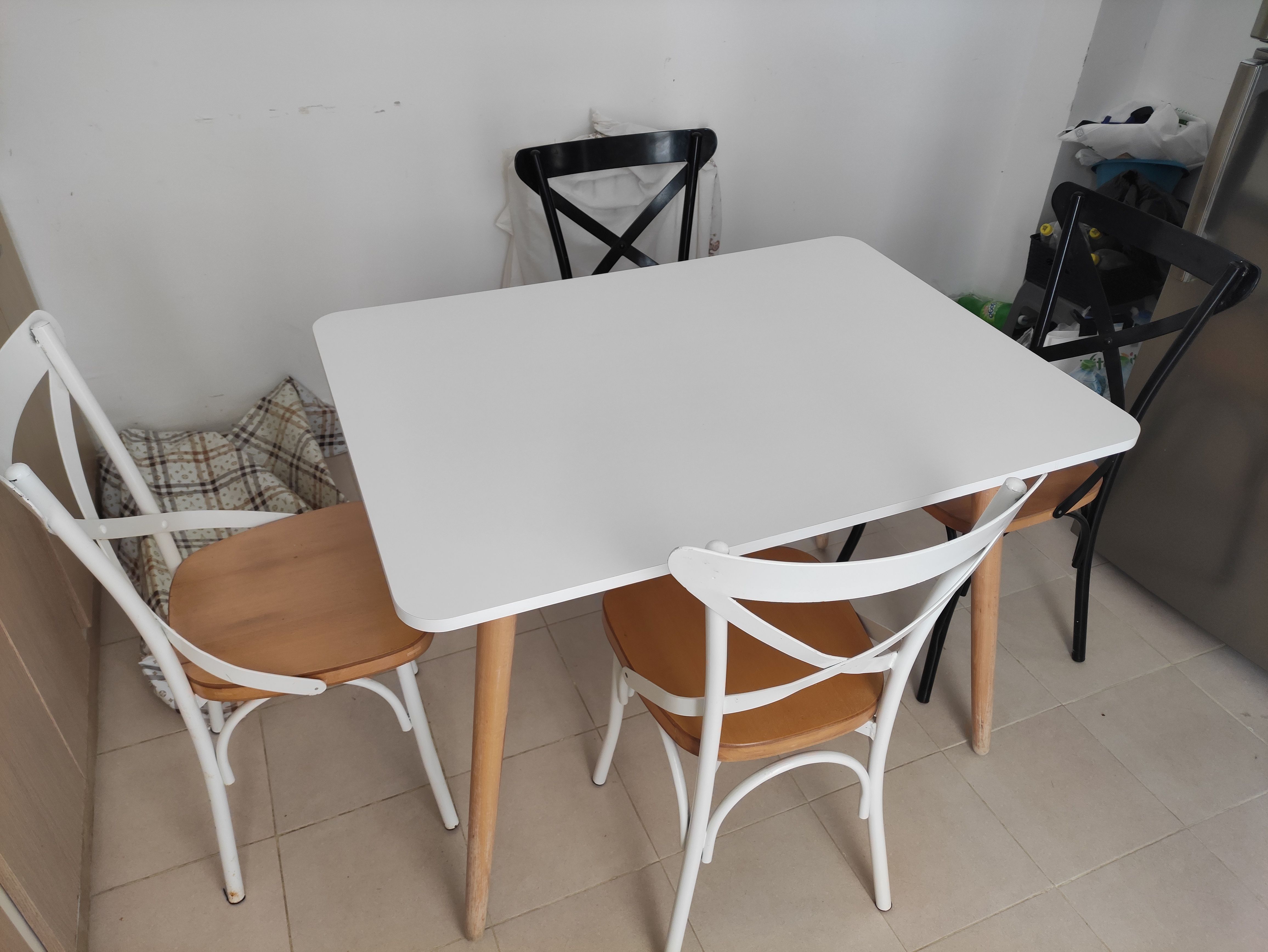 Raoued&nbsp;Cite El Ghazala 1&nbsp;Salon - Salle � manger &nbsp;Tables&nbsp;Table � manger avec 4 chaises bistrot en bon �tat