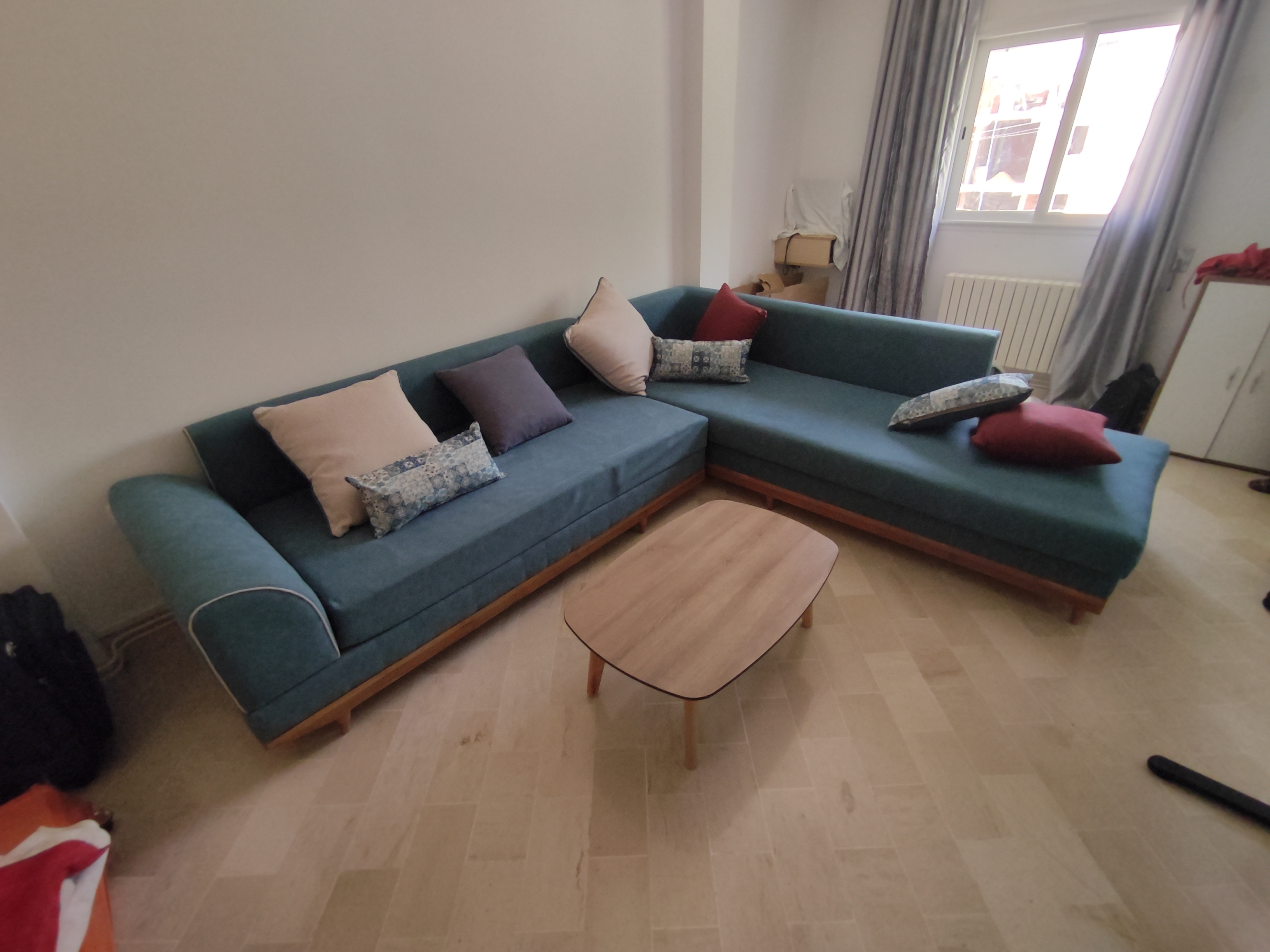 Raoued&nbsp;Cite El Ghazala 1&nbsp;Salon - Salle � manger &nbsp;Canap�s&nbsp;Canap� d'angle moderne et table basse excell �tat