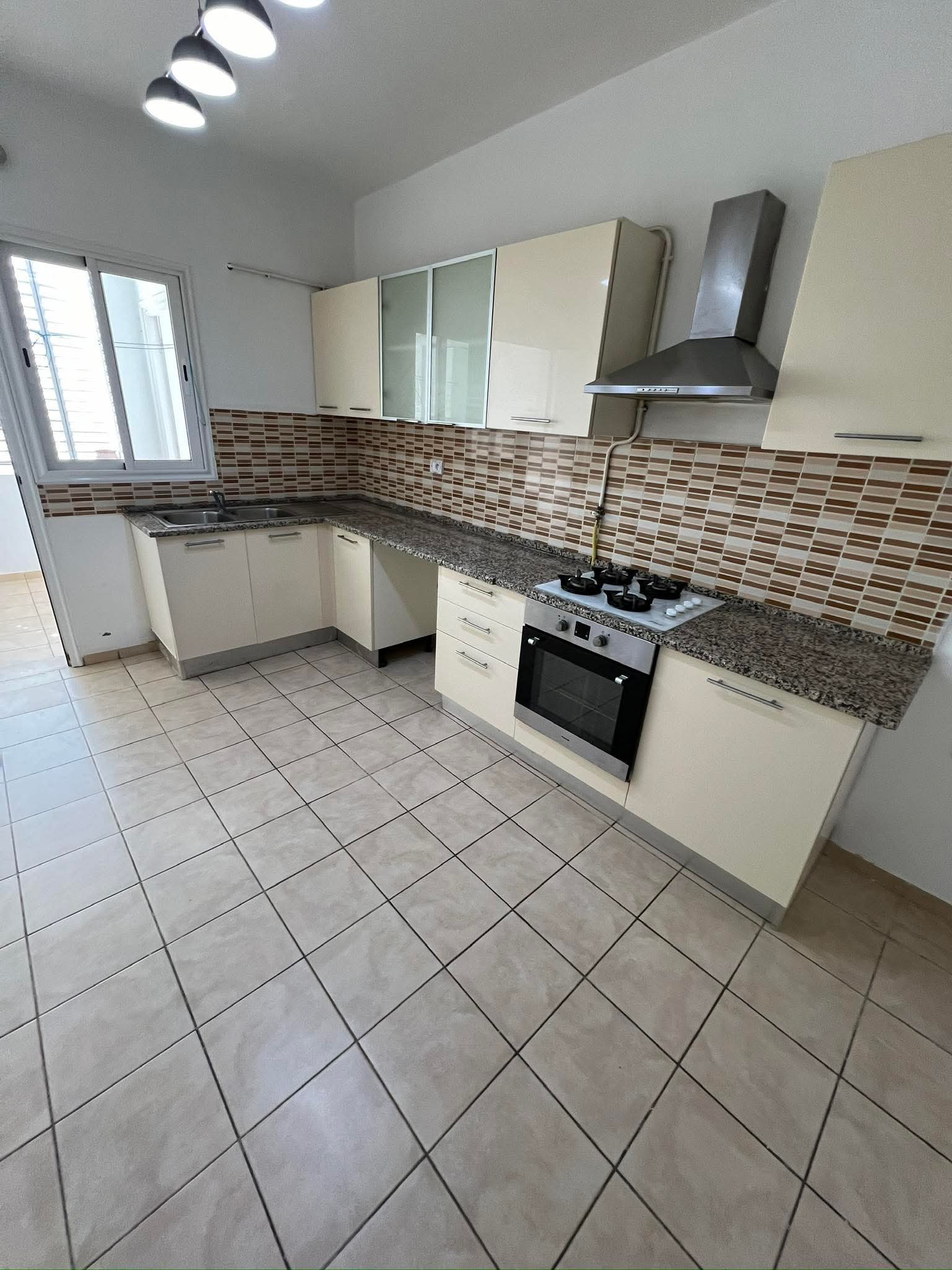 El Menzah&nbsp;El Menzah 9&nbsp;Location&nbsp;Appart. 4 pi�ces&nbsp;S3 spacieux 2500d menzah 9c