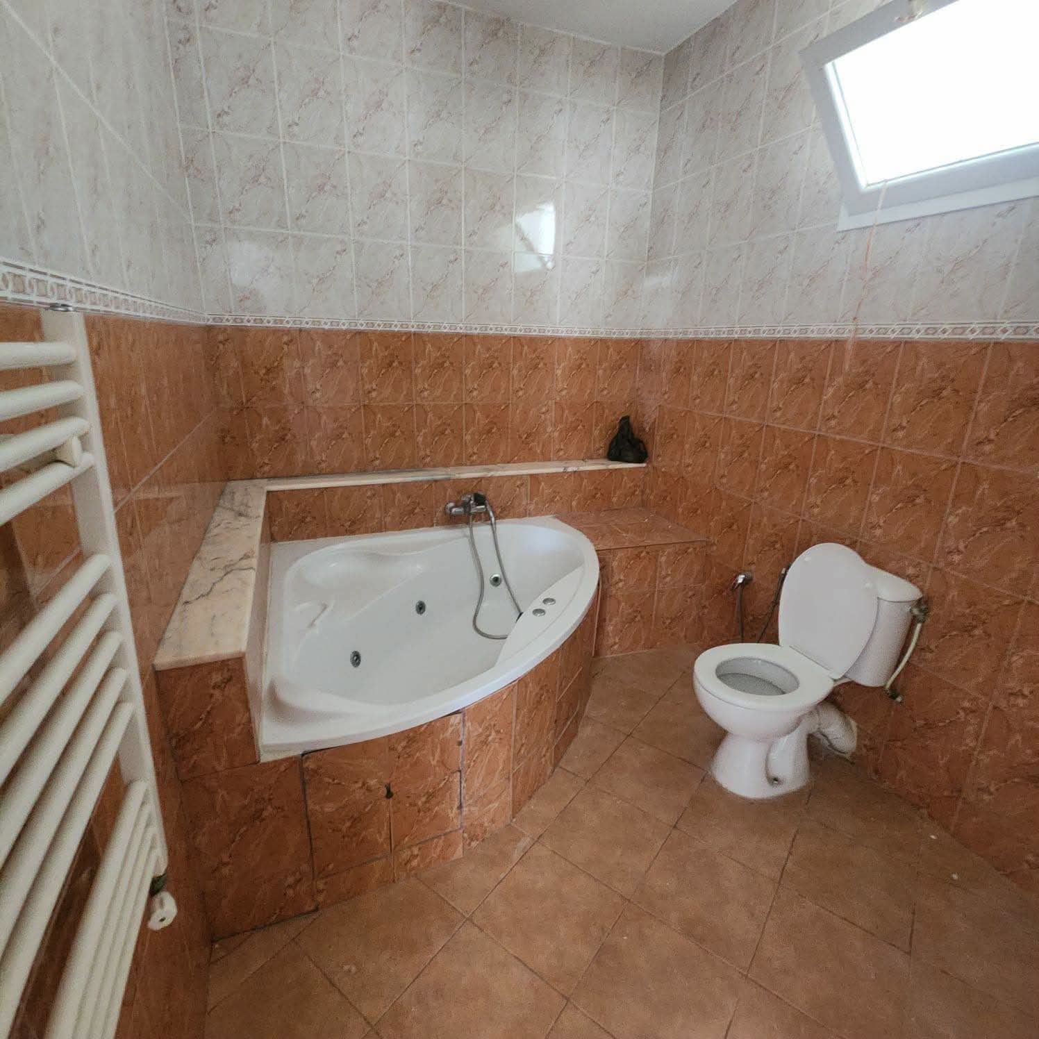 La Soukra&nbsp;Chotrana 3&nbsp;Location&nbsp;Appart. 3 pi�ces&nbsp;Etage de villa 1300d chotrana