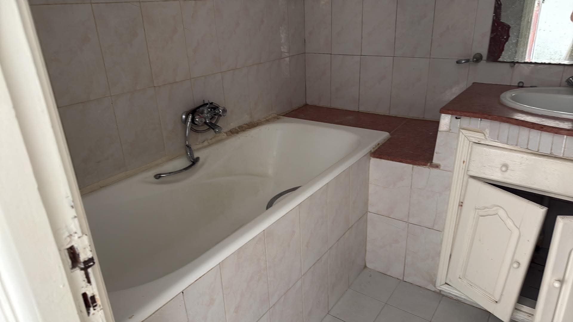 Cite El Khadra&nbsp;Cite El Khadra&nbsp;Location&nbsp;Appart. 2 pi�ces&nbsp;1�re �tage d'une maison proche de aziza