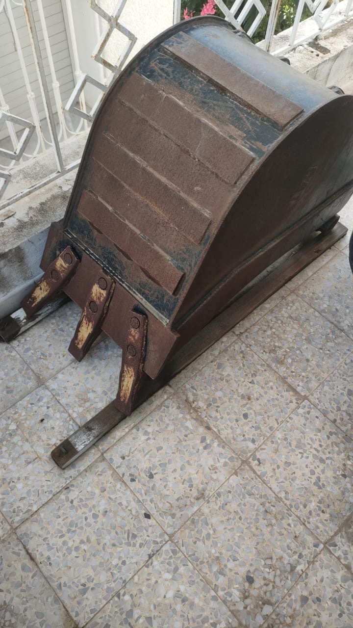 Mnihla&nbsp;Jardins d'el Menzah&nbsp;Pi�ces D�tach�es&nbsp;Autres Pi�ces Auto&nbsp;Godet � tranch�e caterpillar