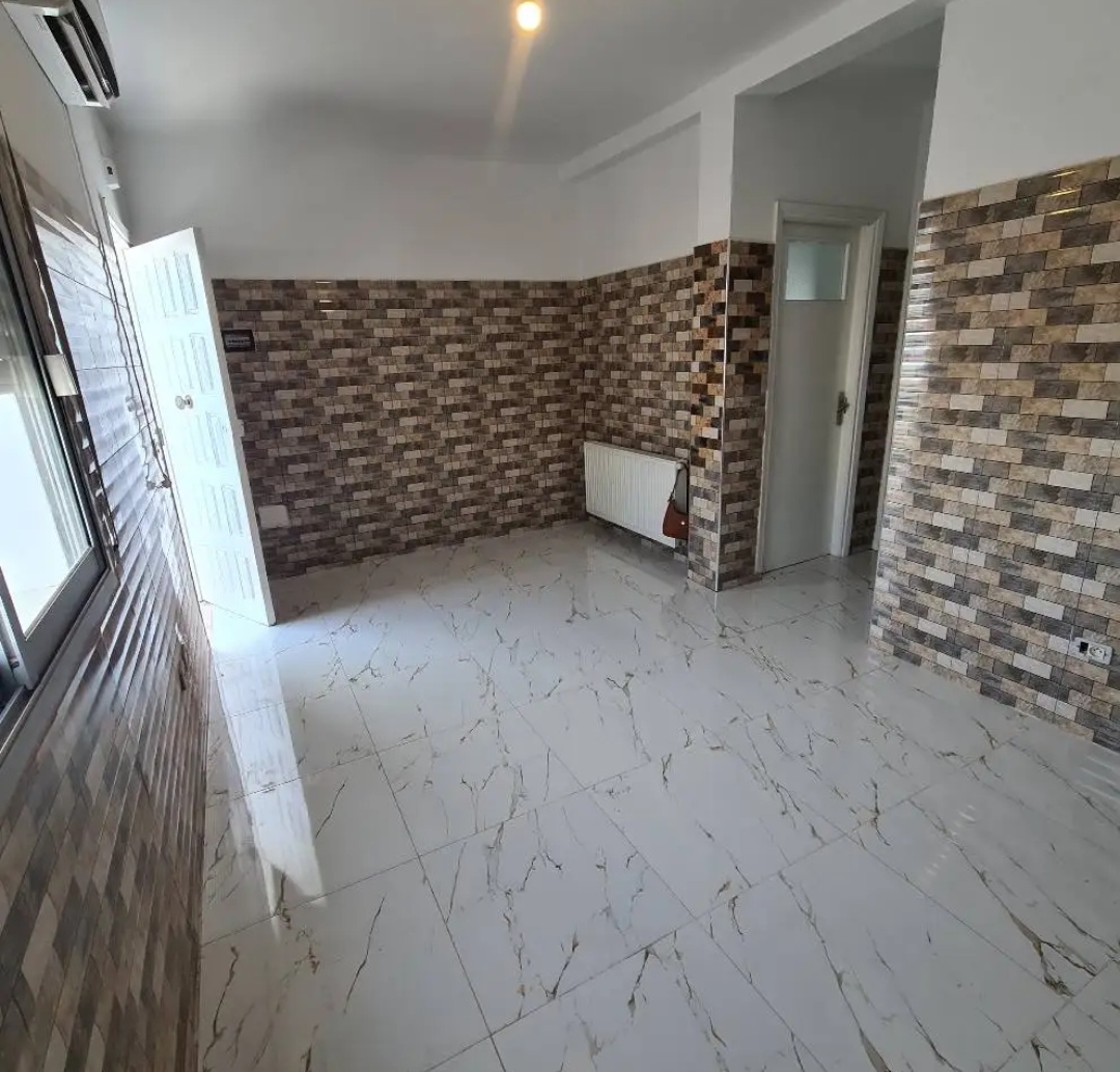 Ariana Ville&nbsp;Cite Ennasr 1&nbsp;Location&nbsp;Appart. 2 pi�ces&nbsp;S1 lux 850 dt par mois