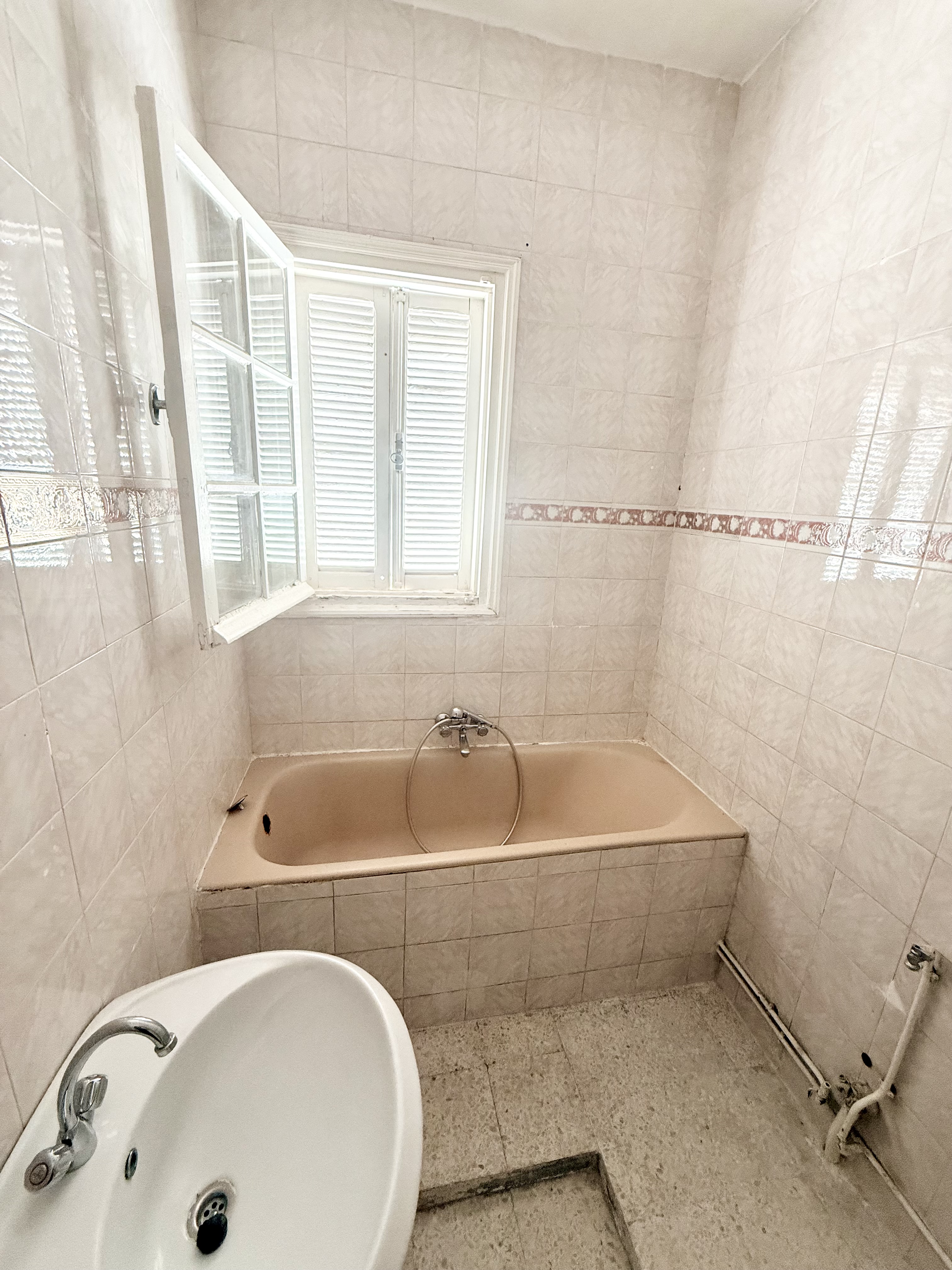 Sousse Ville&nbsp;Sousse Corniche&nbsp;Location&nbsp;Appart. 3 pi�ces&nbsp;Un grand appartement au centre sousse