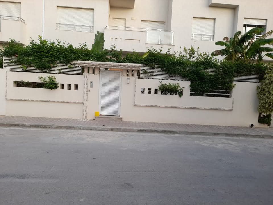La Soukra&nbsp;Chotrana 1&nbsp;Vente&nbsp;Appart. 4 pi�ces&nbsp;La soukra chotrana1 appt ht standing avec jardin