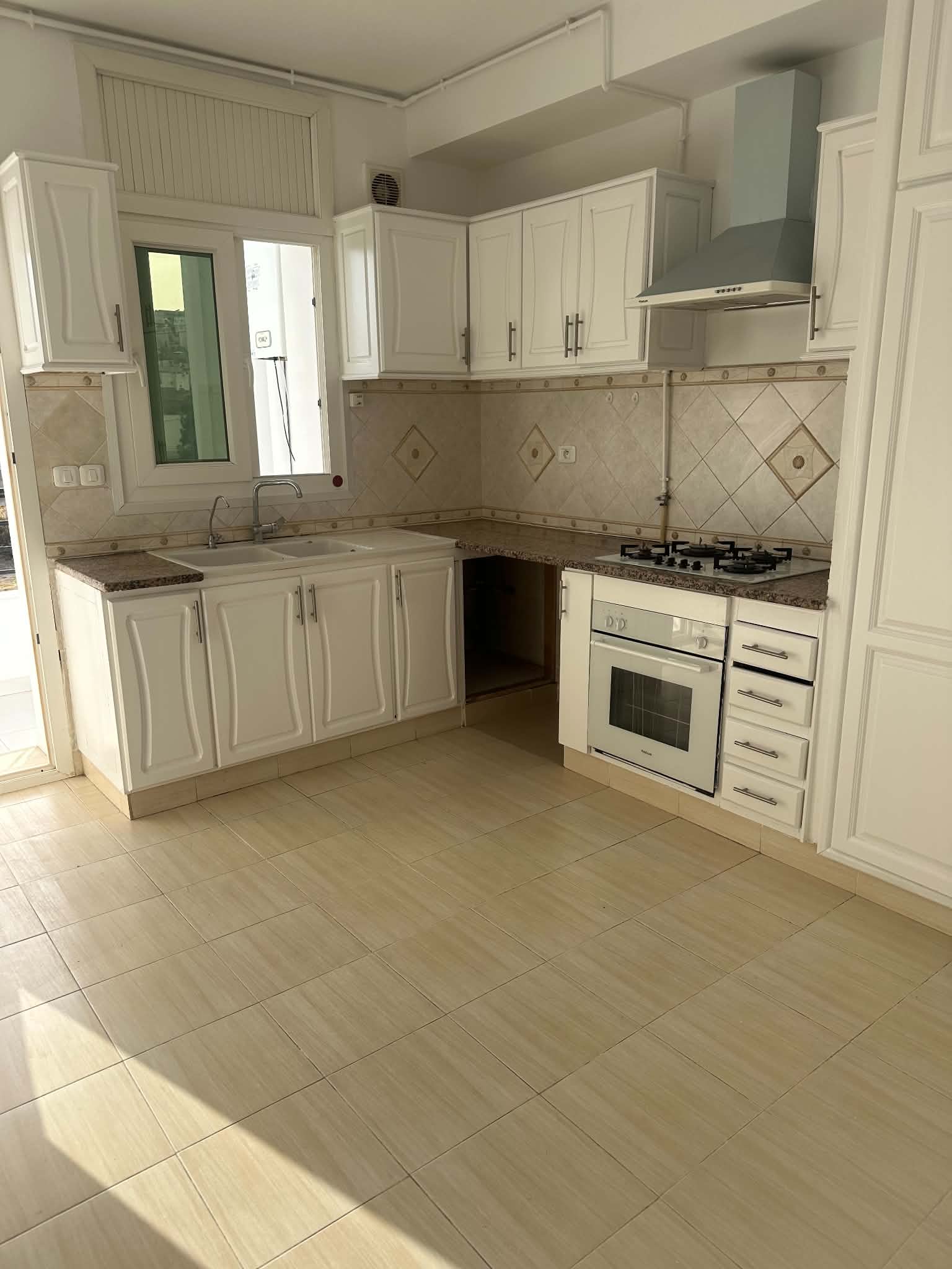 Ariana Ville&nbsp;Cite Ennasr 2&nbsp;Location&nbsp;Appart. 4 pi�ces&nbsp;Appartement s3