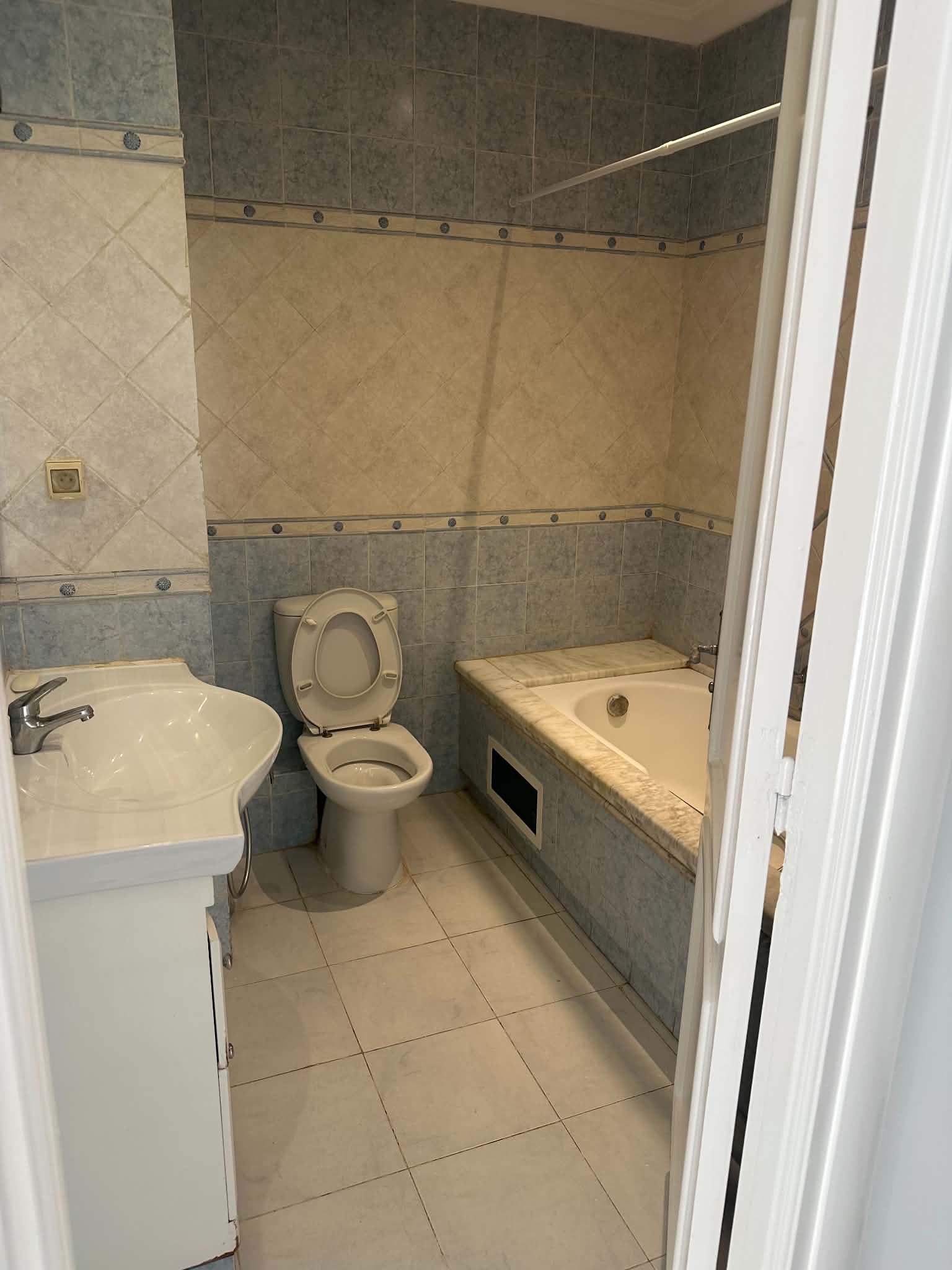 Ariana Ville&nbsp;Cite Ennasr 2&nbsp;Location&nbsp;Appart. 4 pi�ces&nbsp;Appartement s3