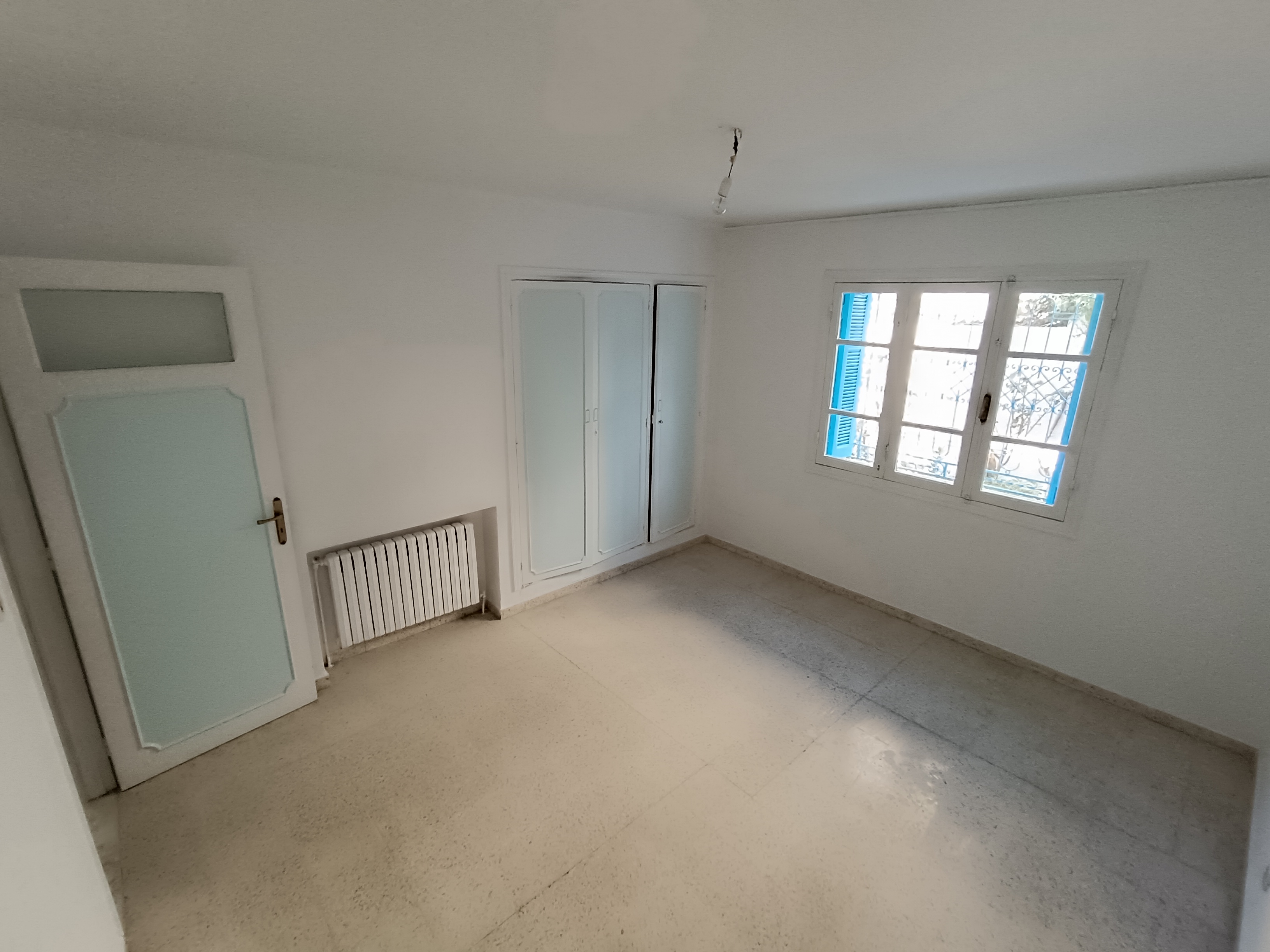 El Menzah&nbsp;El Menzah 9&nbsp;Location&nbsp;Appart. 4 pi�ces&nbsp;Rez de jardin de villa de 520 m2 � el menzah7