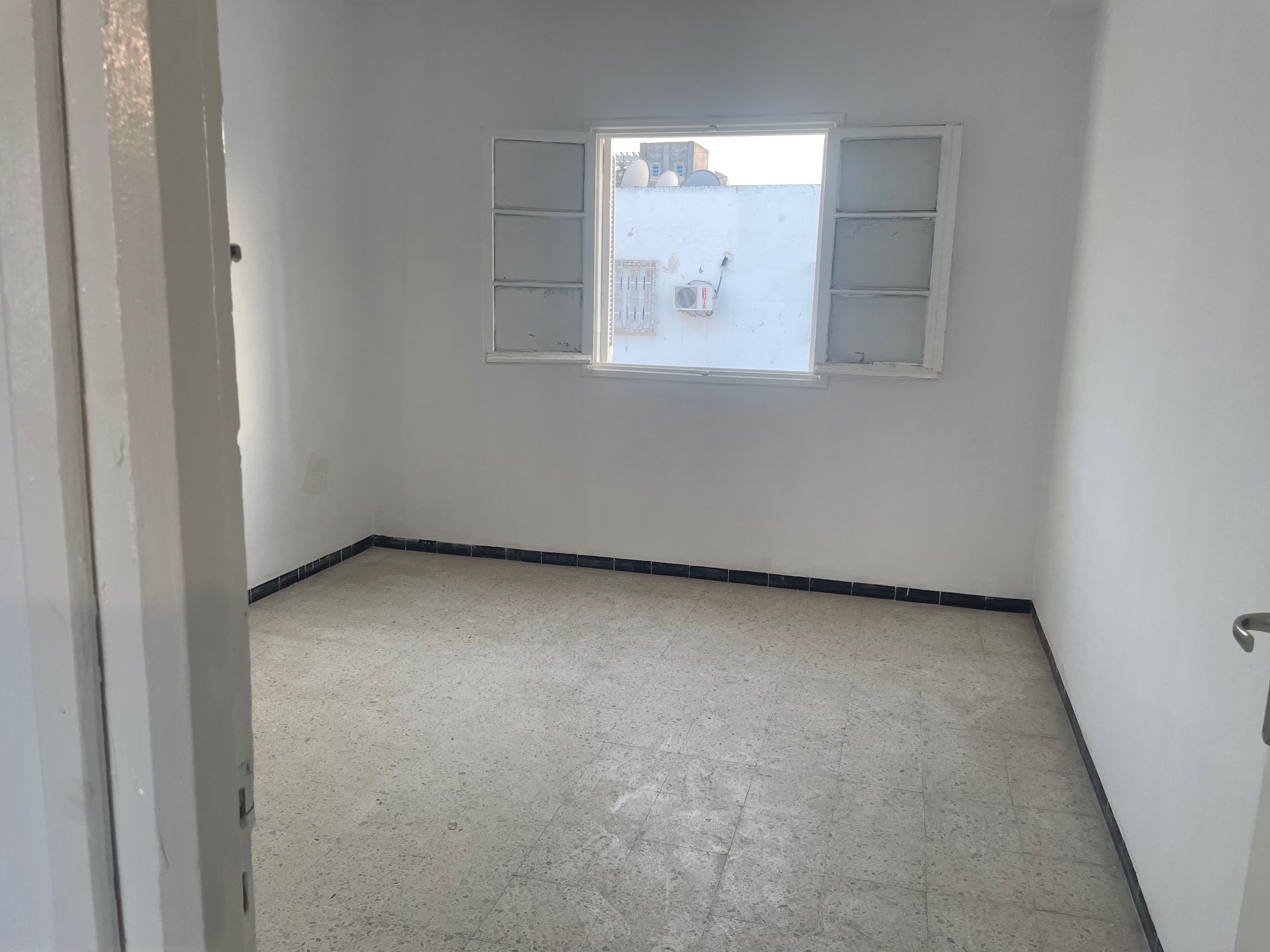 El Ouerdia&nbsp;El Ouerdia&nbsp;Location&nbsp;Appart. 2 pi�ces&nbsp;1er etage salon et 2 chambres a ibn sina 1