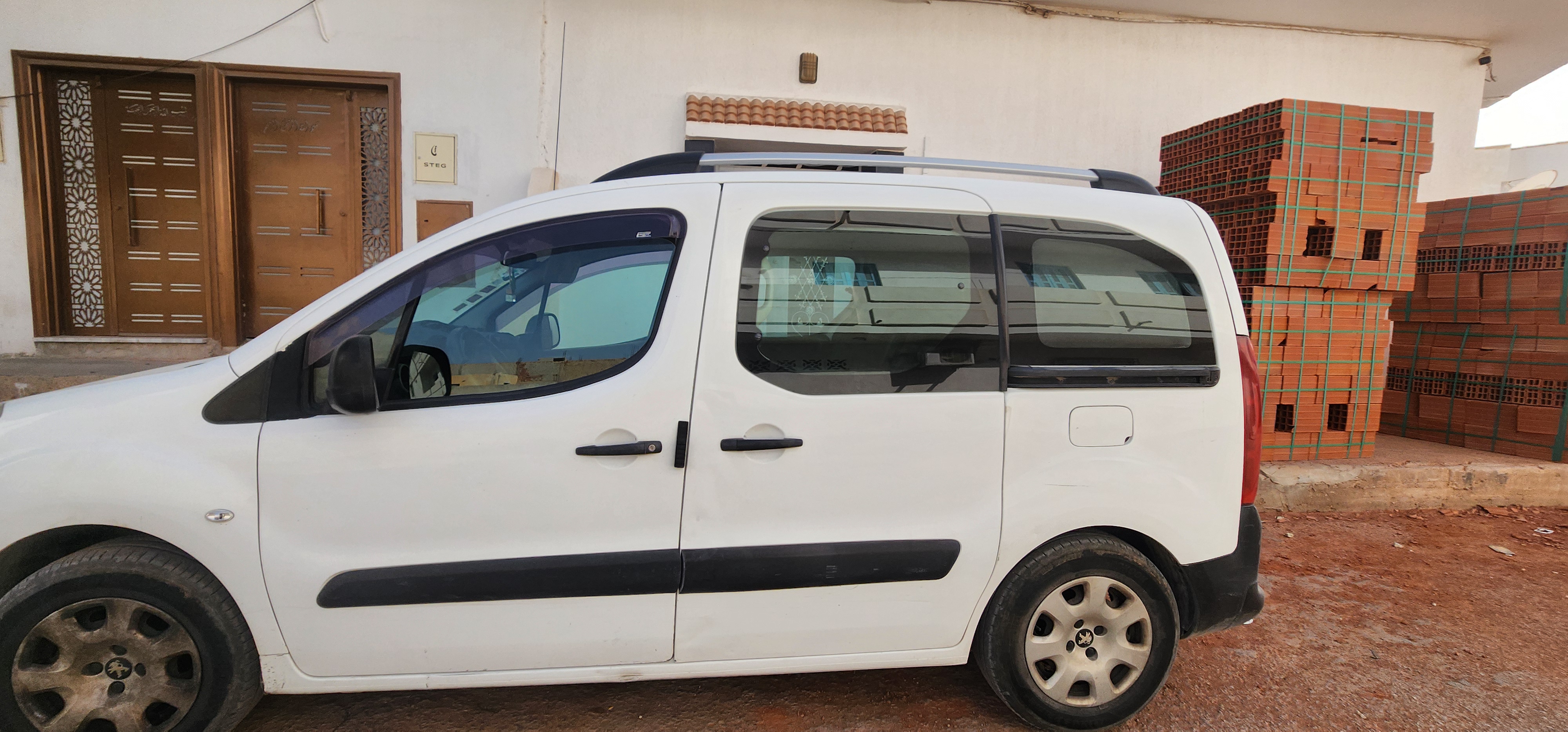 El Hamma&nbsp;El Hamma&nbsp;Peugeot&nbsp;Partner&nbsp;B9 blanche