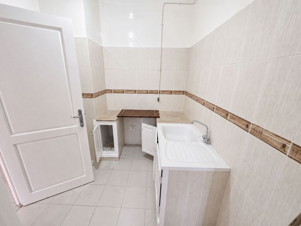 Ben Arous&nbsp;Ben Arous&nbsp;Bureaux & Commerces&nbsp;Fond de Commerce&nbsp;D�p�t � � ben arous terrain de 818 m