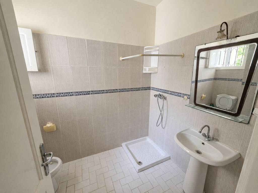 Ben Arous&nbsp;Ben Arous&nbsp;Bureaux & Commerces&nbsp;Fond de Commerce&nbsp;D�p�t � � ben arous terrain de 818 m