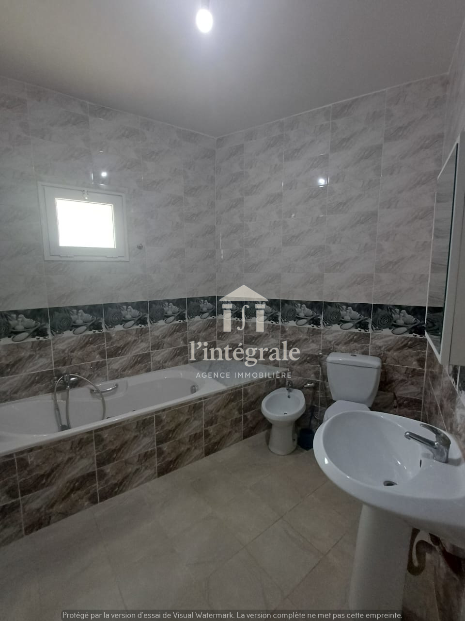 Ariana Ville&nbsp;Cite Ennasr 1&nbsp;Location&nbsp;Appart. 4 pi�ces&nbsp;S3 en �tage de villa