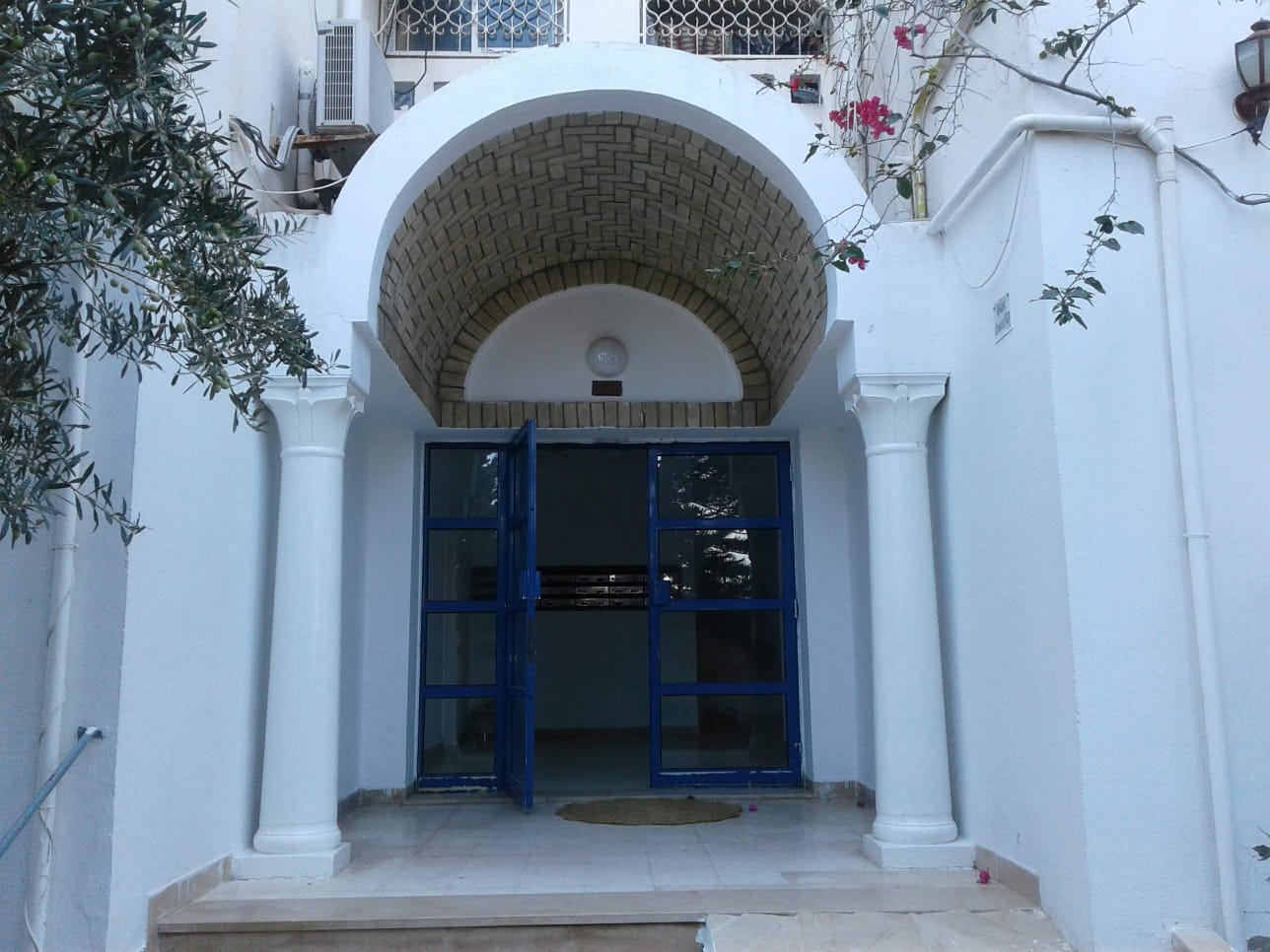 La Soukra&nbsp;Borj Louzir&nbsp;Vente&nbsp;Autre&nbsp;Apparemment � cit� hedi nouira ariana
