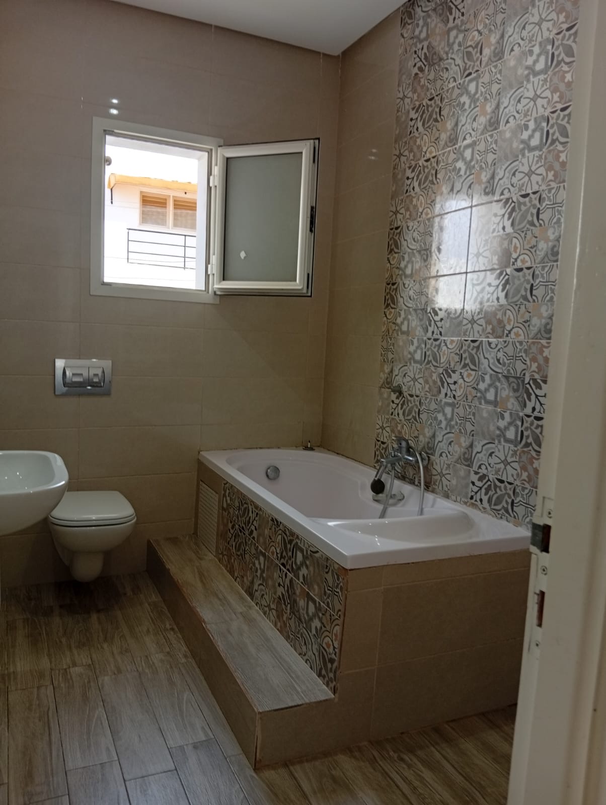 Mnihla&nbsp;Jardins d'el Menzah&nbsp;Location&nbsp;Appart. 4 pi�ces&nbsp;Un �tage de villa s3 � jardins menzah 2