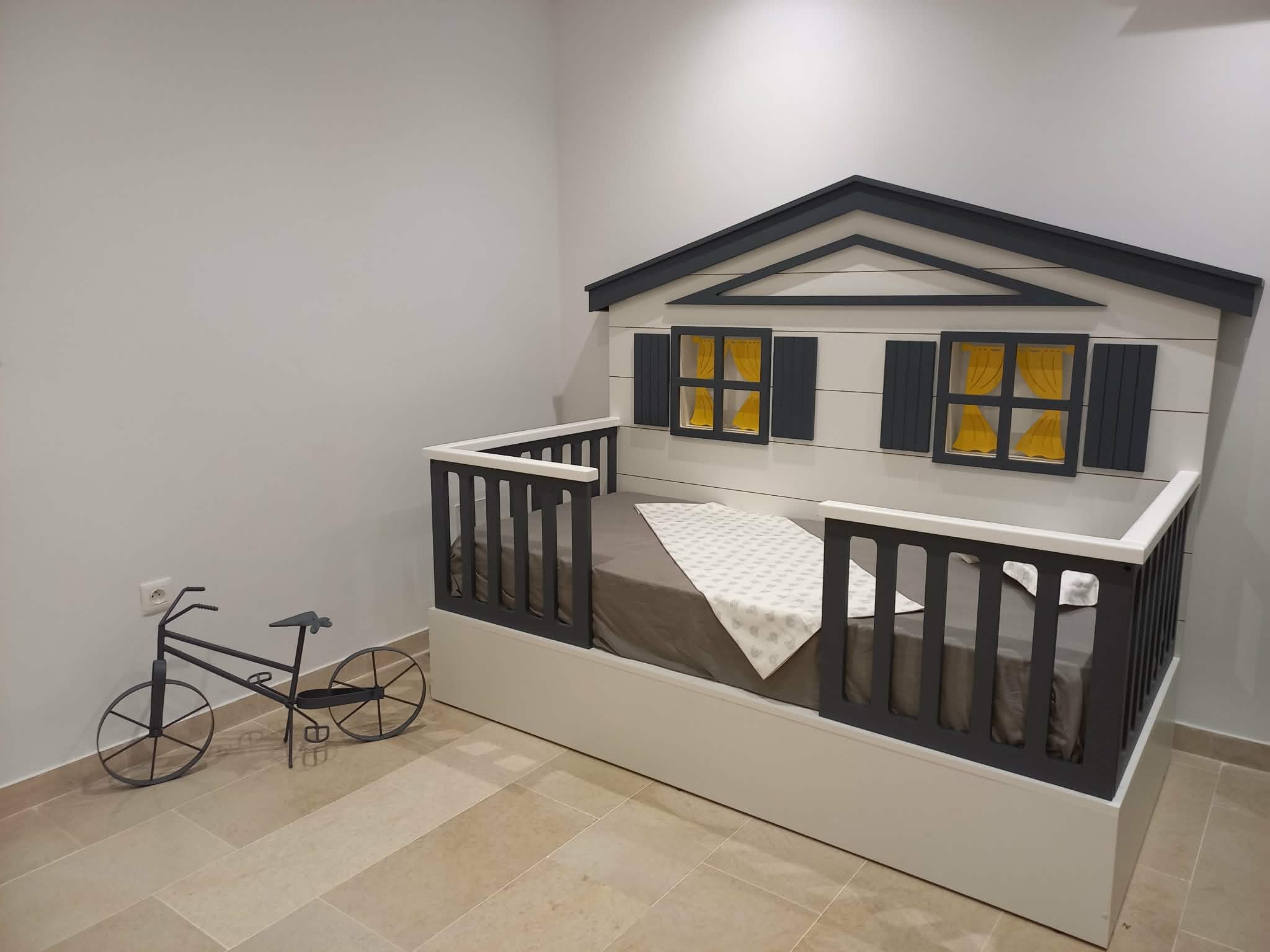 Raoued&nbsp;El Hessiene&nbsp;Meubles d'enfant&nbsp;Lits&nbsp;Chambre enfant en forme de maison