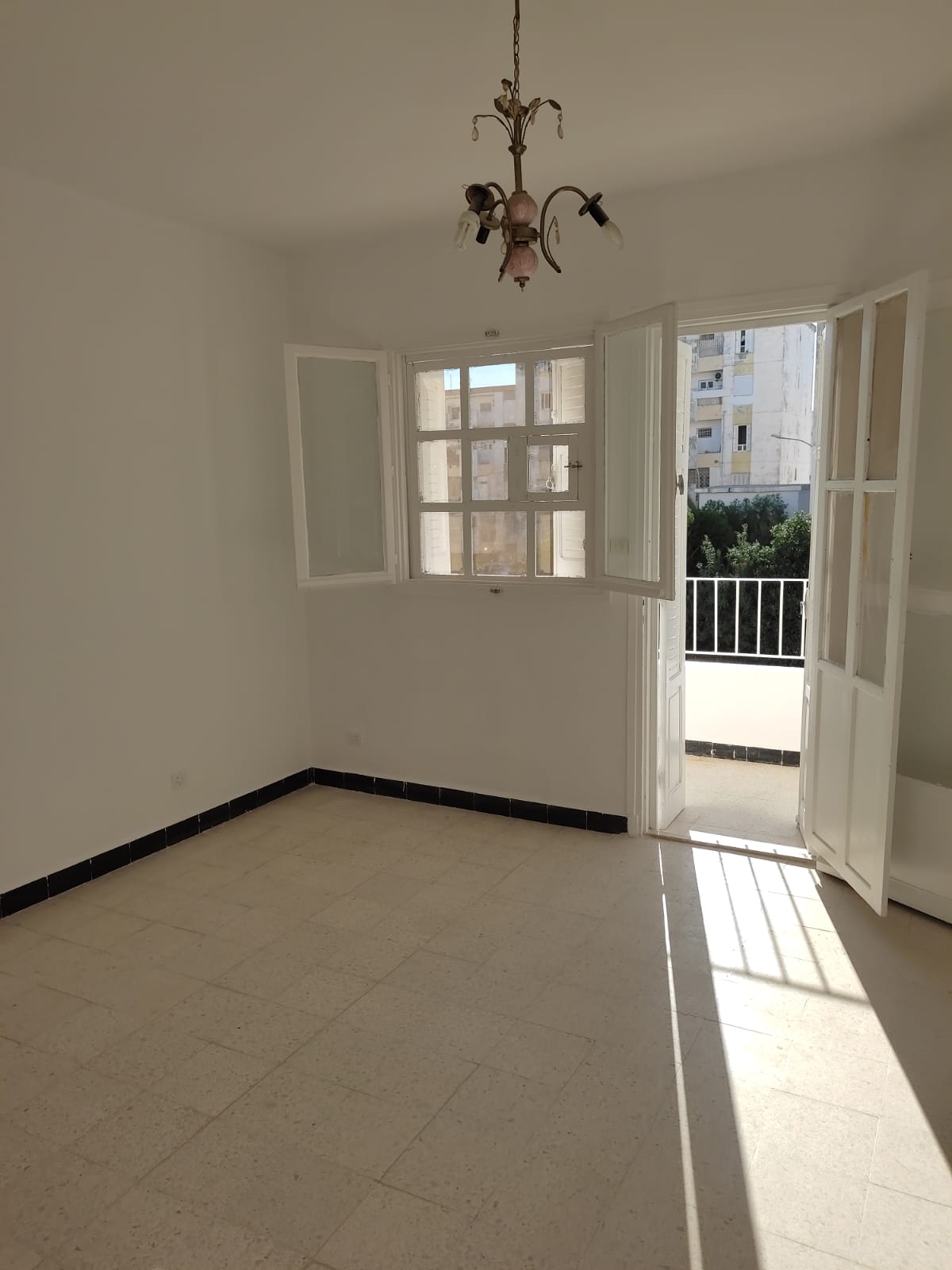 Cite El Khadra&nbsp;Cite Oplympique&nbsp;Location&nbsp;Appart. 3 pi�ces&nbsp;S 3 1er �tage pour jeunes hommes fonctionnaires