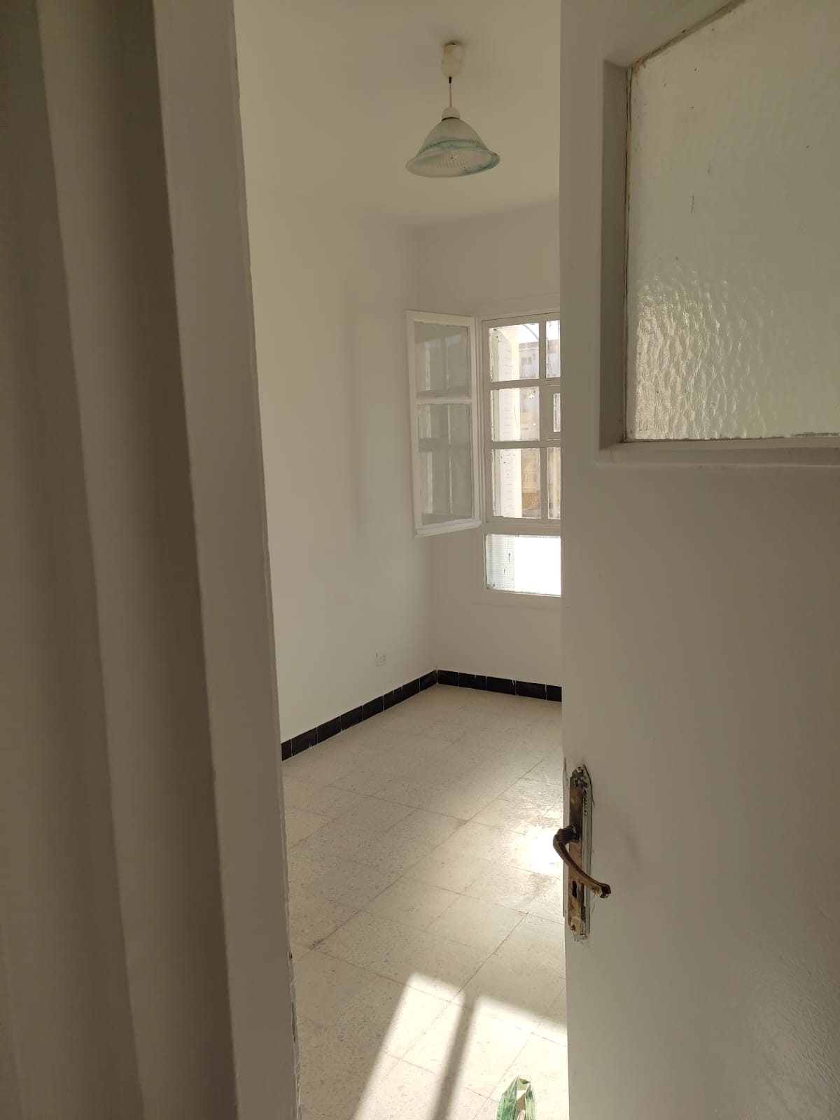 Cite El Khadra&nbsp;Cite Oplympique&nbsp;Location&nbsp;Appart. 3 pi�ces&nbsp;S 3 1er �tage pour jeunes hommes fonctionnaires