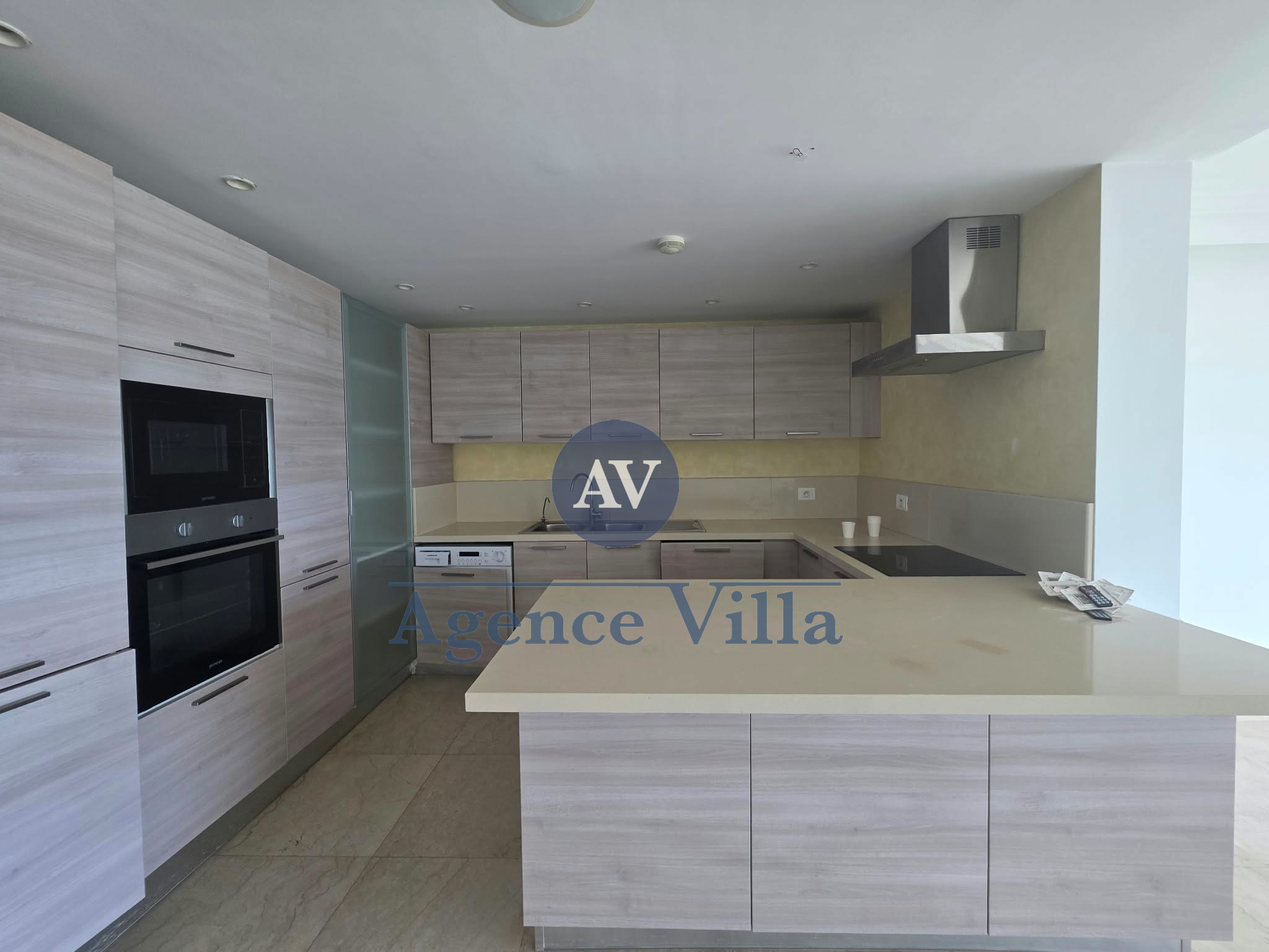 La Marsa&nbsp;Cite El Ahmadi&nbsp;Location&nbsp;Appart. 4 pi�ces&nbsp;Appartement s3 avec vue sur mer � la marsa