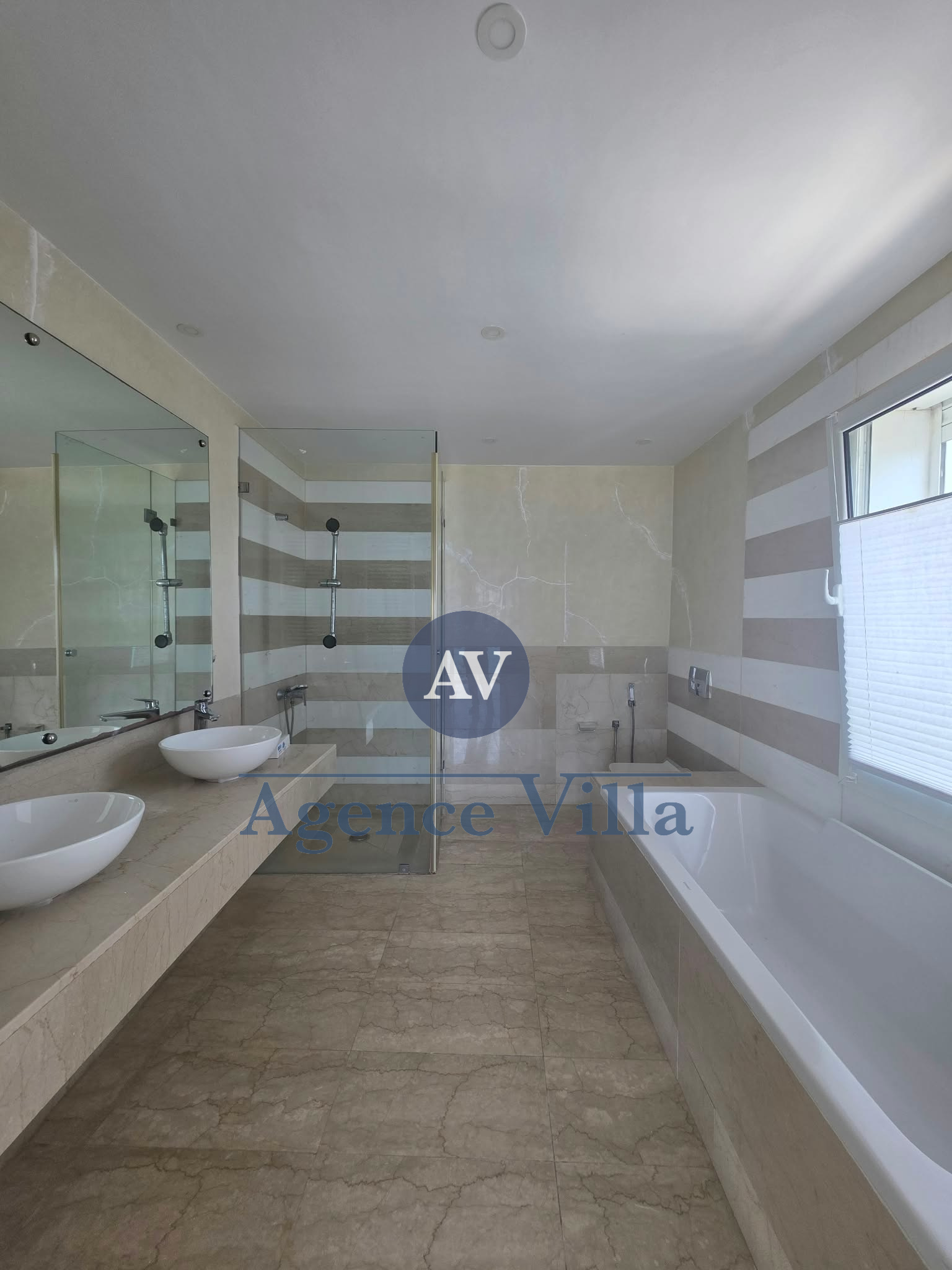 La Marsa&nbsp;Cite El Ahmadi&nbsp;Location&nbsp;Appart. 4 pi�ces&nbsp;Appartement s3 avec vue sur mer � la marsa