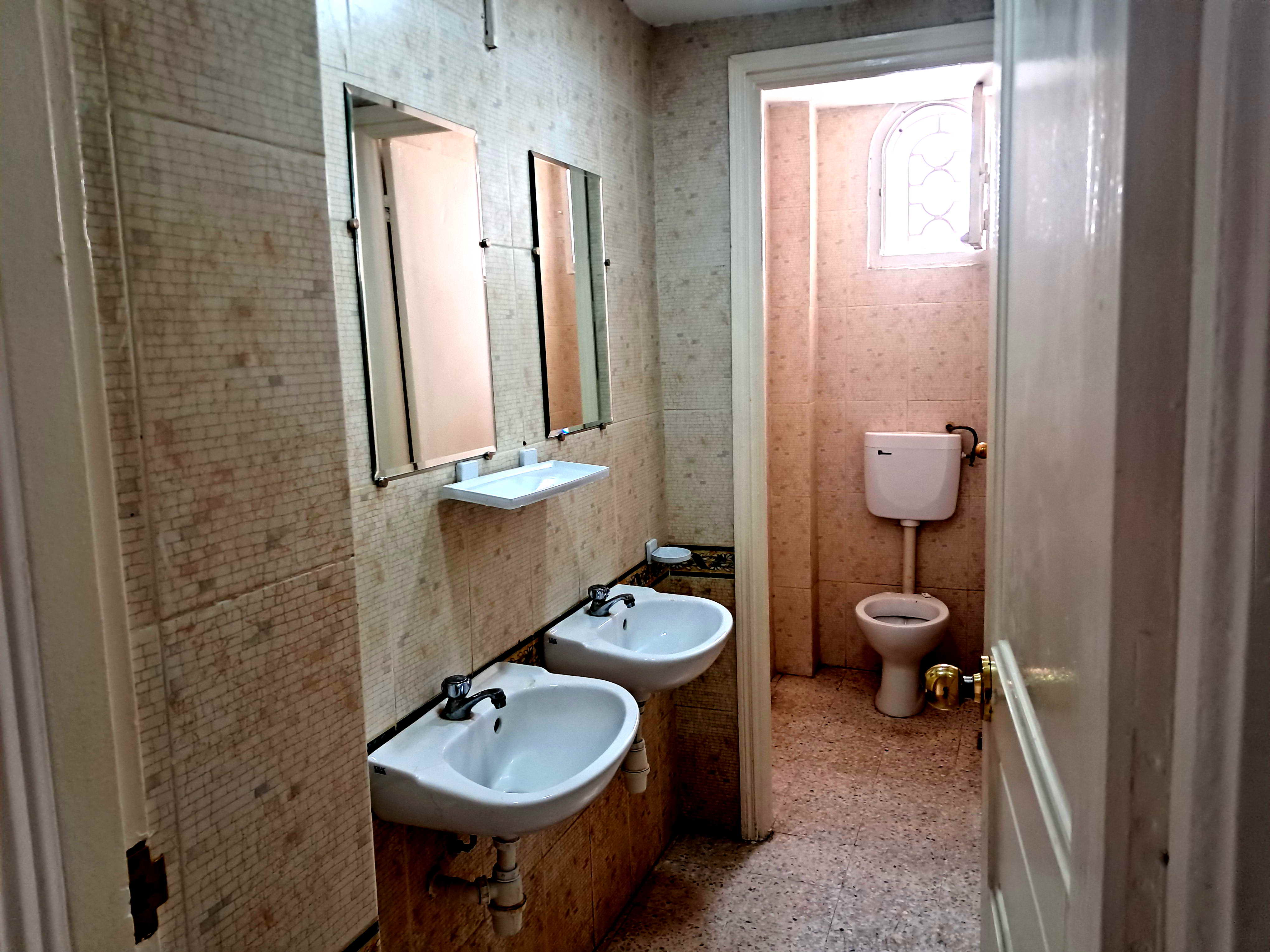 Cite El Khadra&nbsp;Zone urbaine nord&nbsp;Location&nbsp;Appart. 5 pi�ces+&nbsp;Si�ge administratif ind�pendant avec grand parking